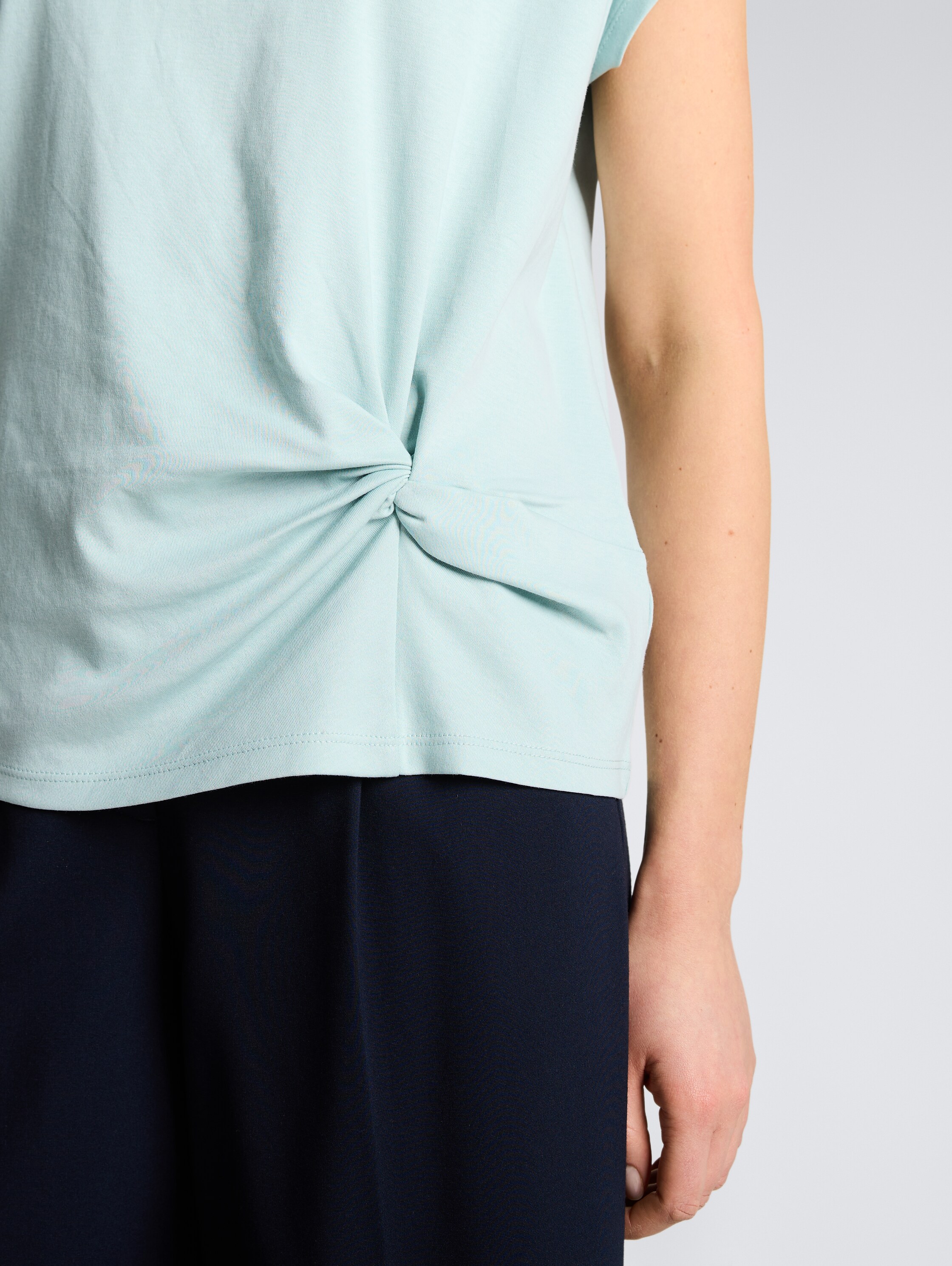 T-Shirt mit Knotendetail - blue haze - Detail-Model-Ansicht