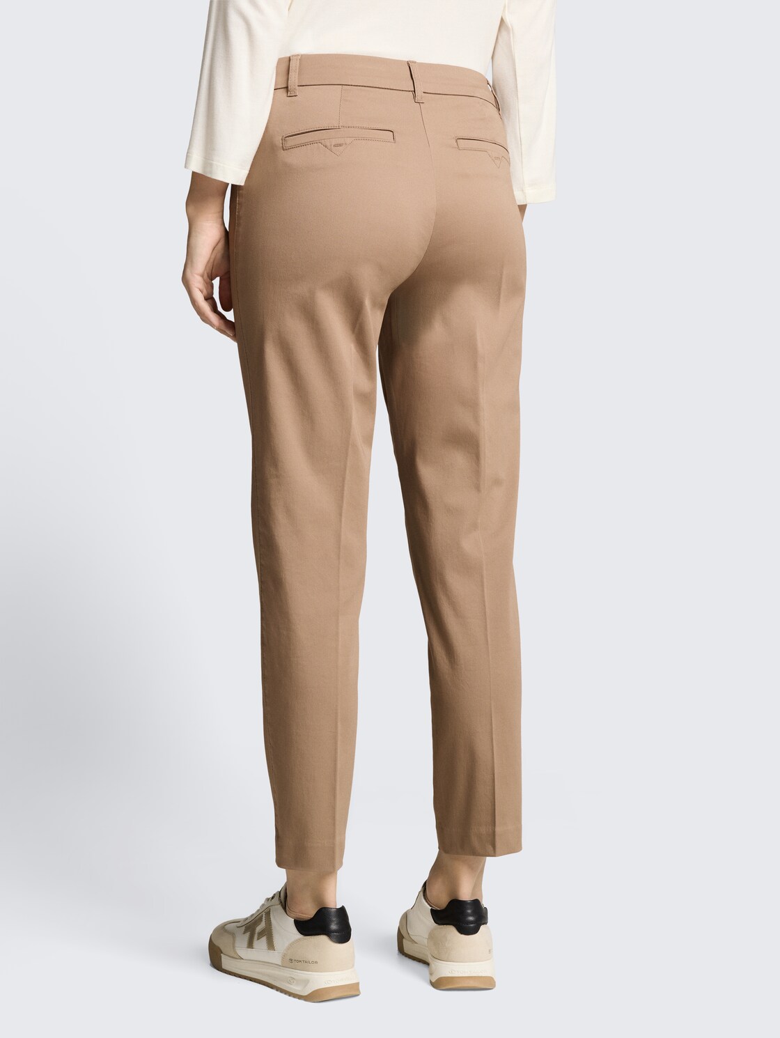 TTMIA SLIM Hose - taupe grey - Auschnitt Model-Rückansicht