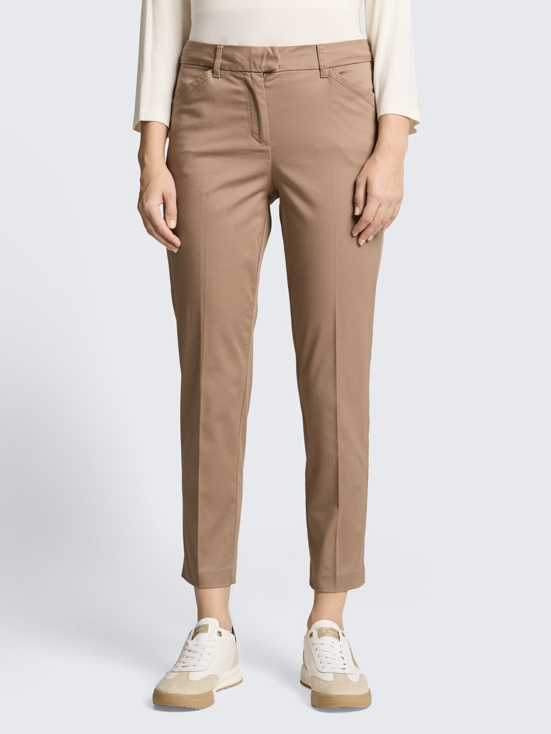 TTMIA SLIM Hose - taupe grey - Ausschnitt Model-Vorderansicht