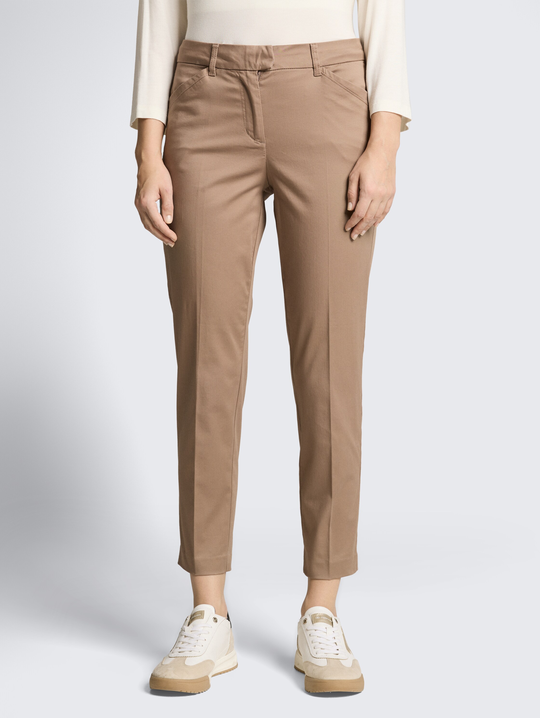 TTMIA SLIM Trousers - taupe grey - Neckline model front view