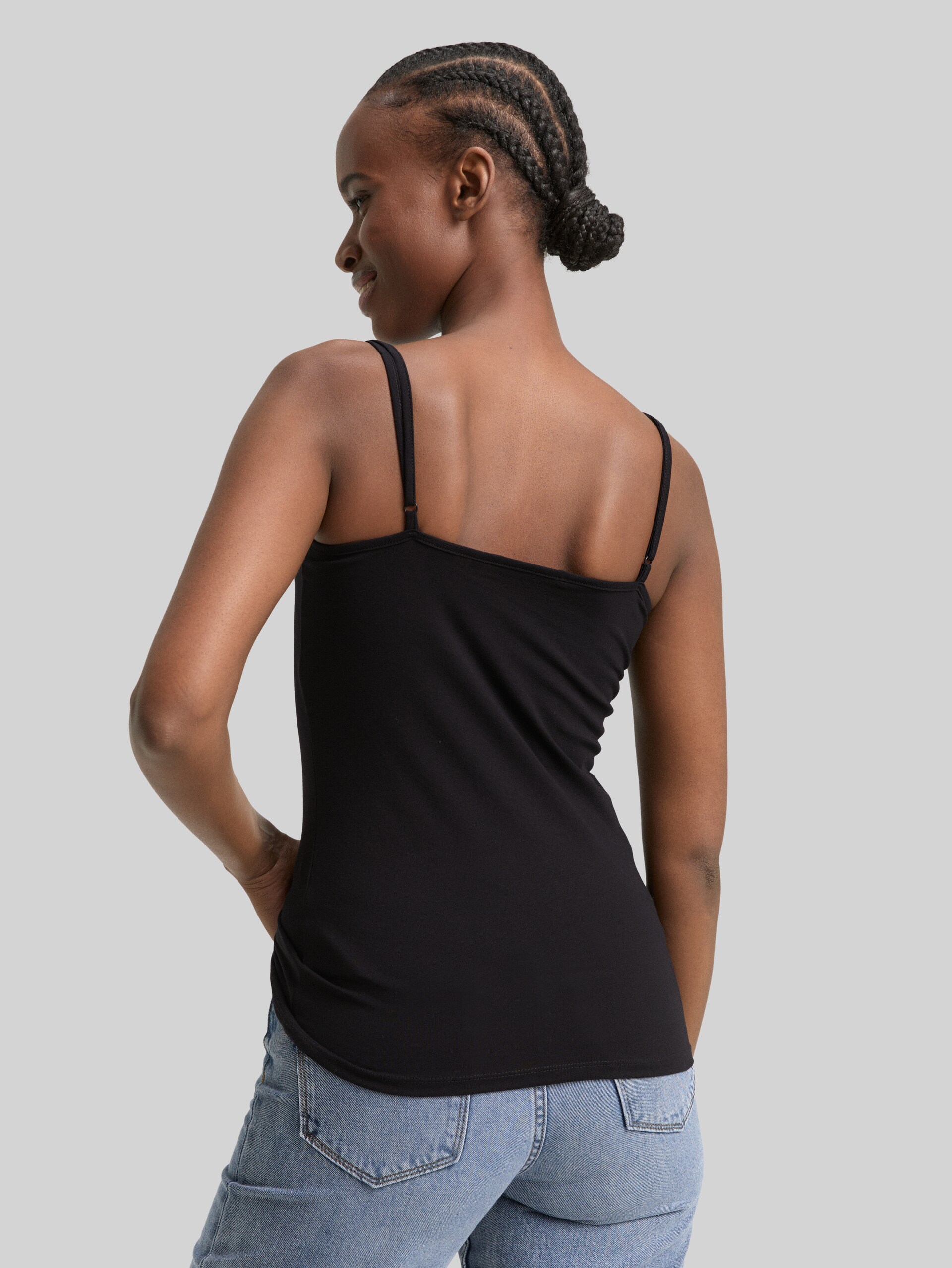 Basic Top im 2er-Pack - deep black - Auschnitt Model-Rückansicht