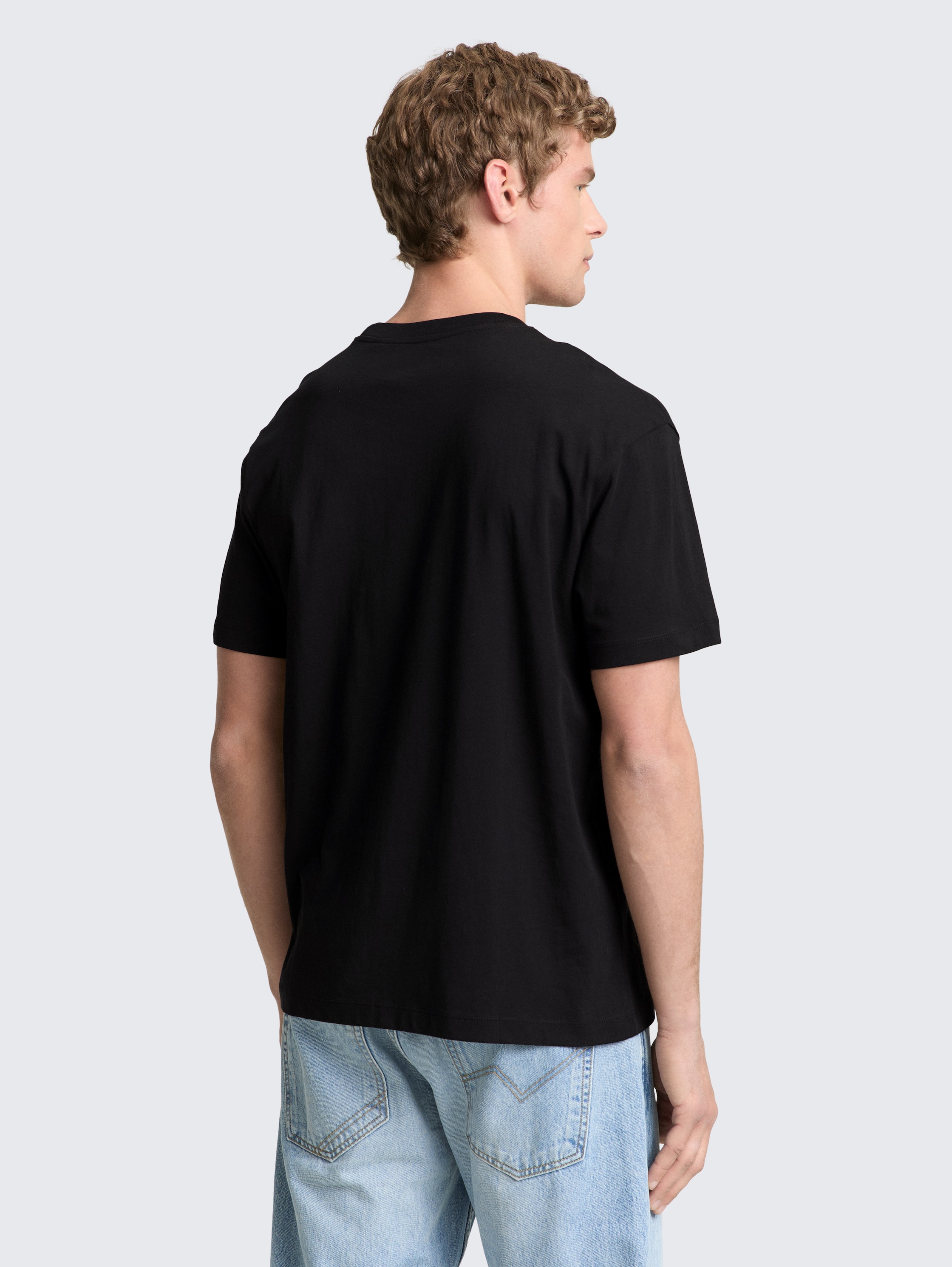 Relaxed Fit T-Shirt aus Baumwolle - Black - Auschnitt Model-Rückansicht