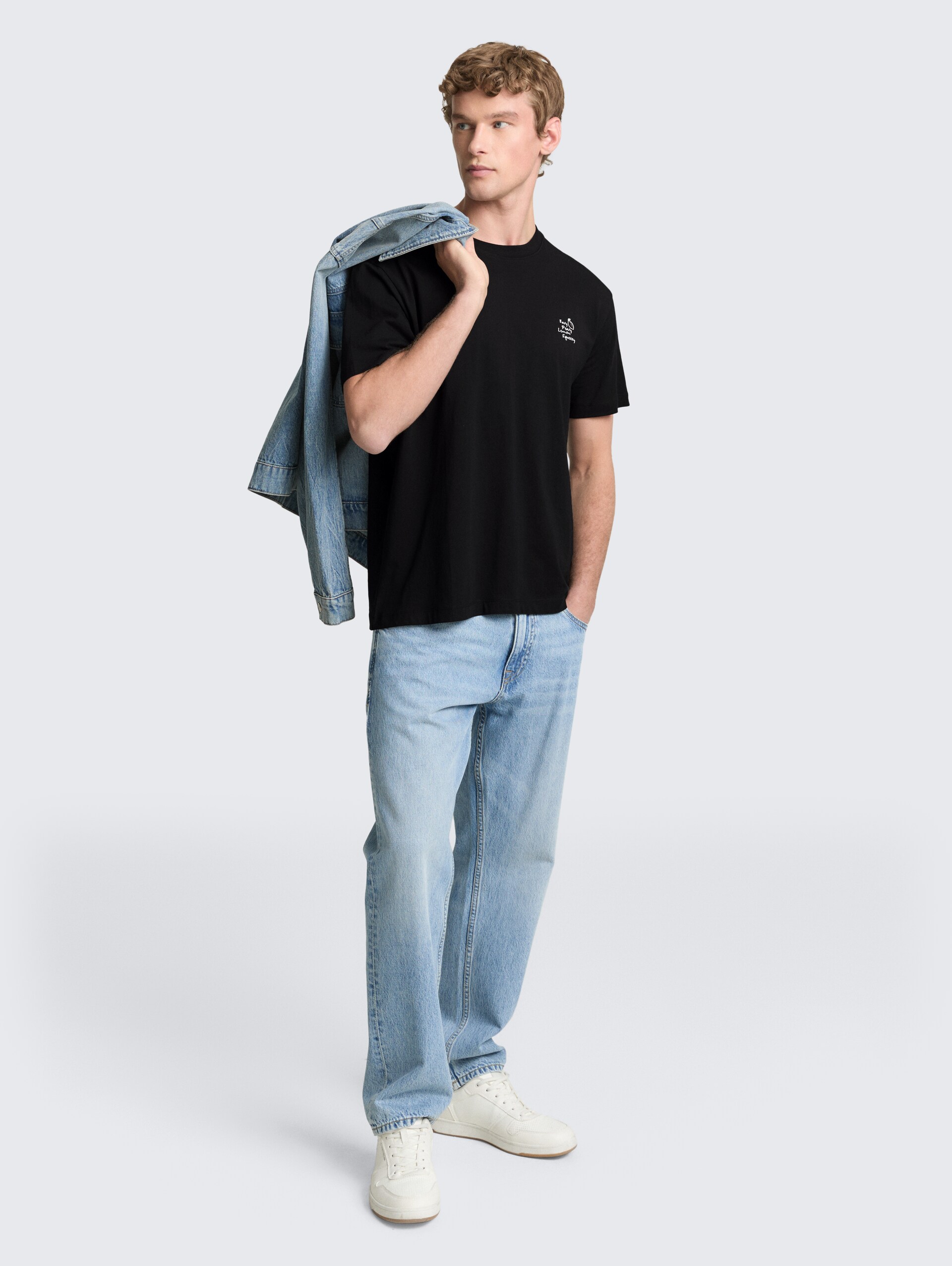 Relaxed Fit T-Shirt aus Baumwolle - Black - Model-Vorderansicht