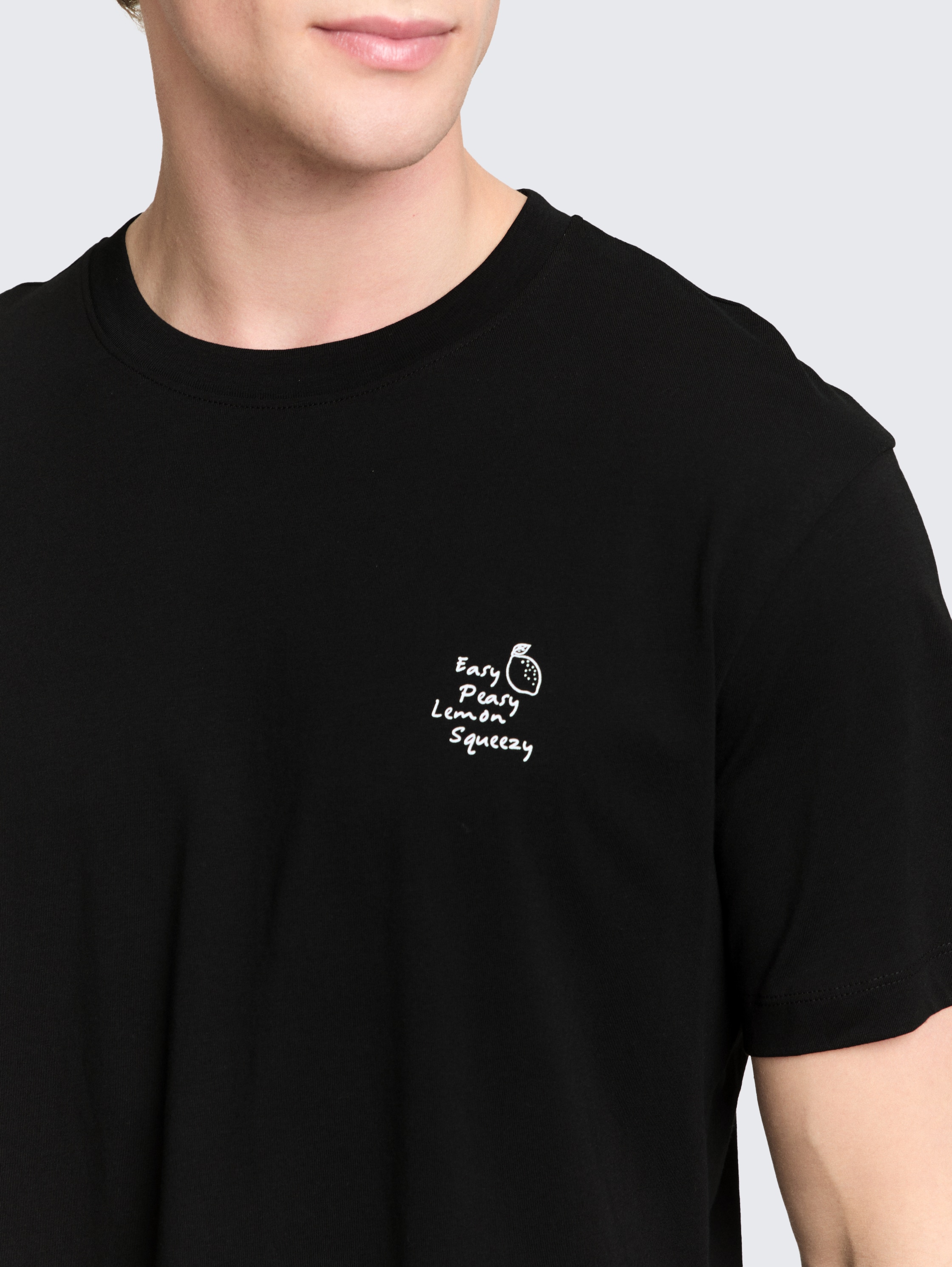 Relaxed Fit T-Shirt aus Baumwolle - Black - Detail-Model-Ansicht