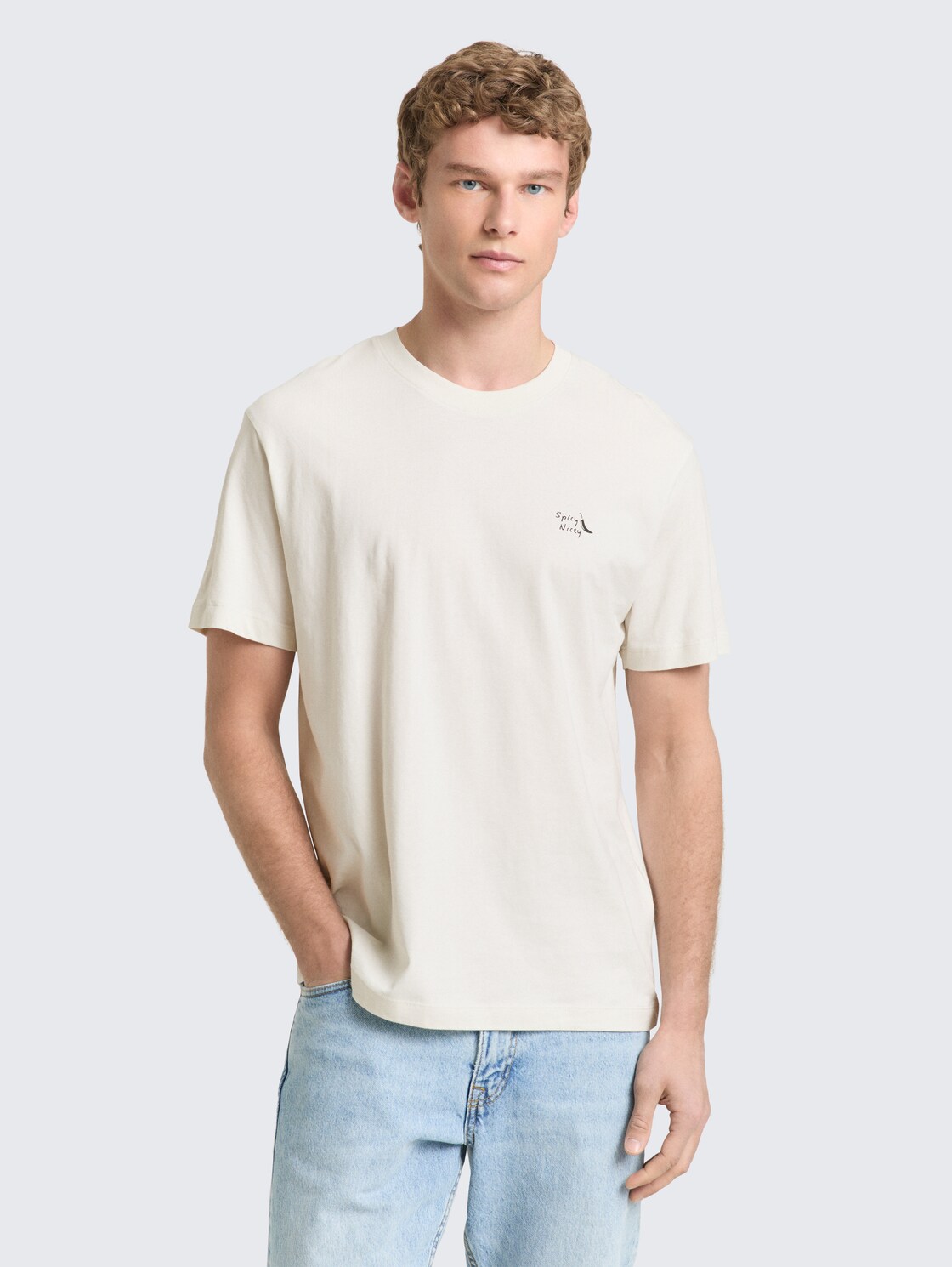 Relaxed Fit T-Shirt aus Baumwolle - greyish white - Ausschnitt Model-Vorderansicht