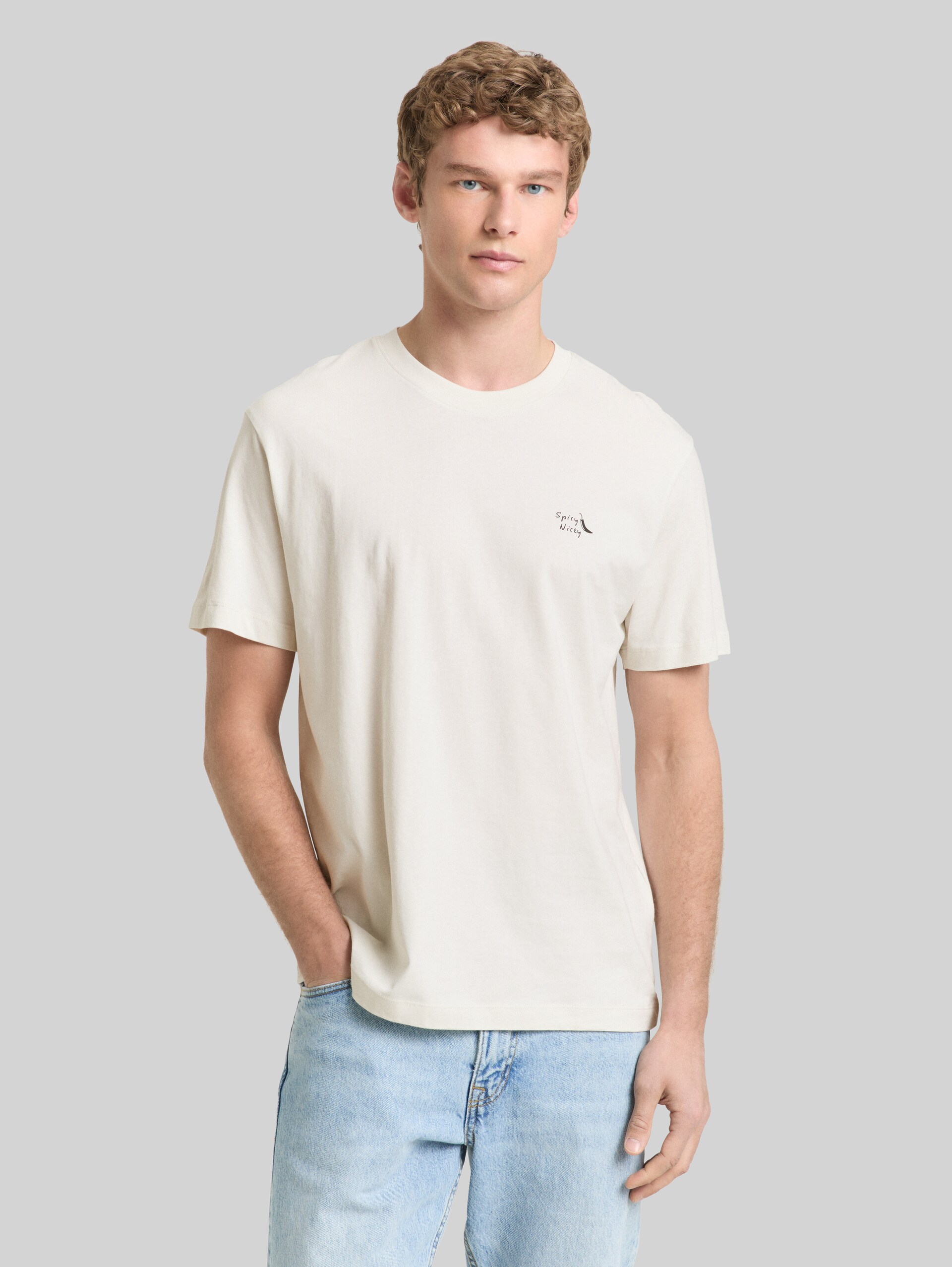 Relaxed Fit T-Shirt aus Baumwolle - greyish white - Ausschnitt Model-Vorderansicht
