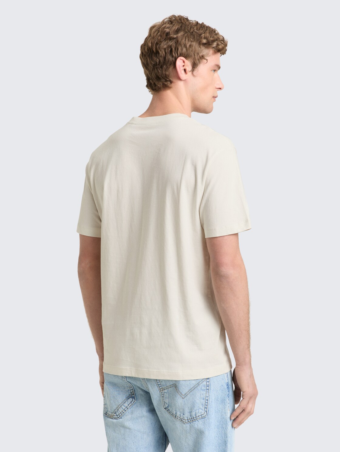 Relaxed Fit T-Shirt aus Baumwolle - greyish white - Auschnitt Model-Rückansicht