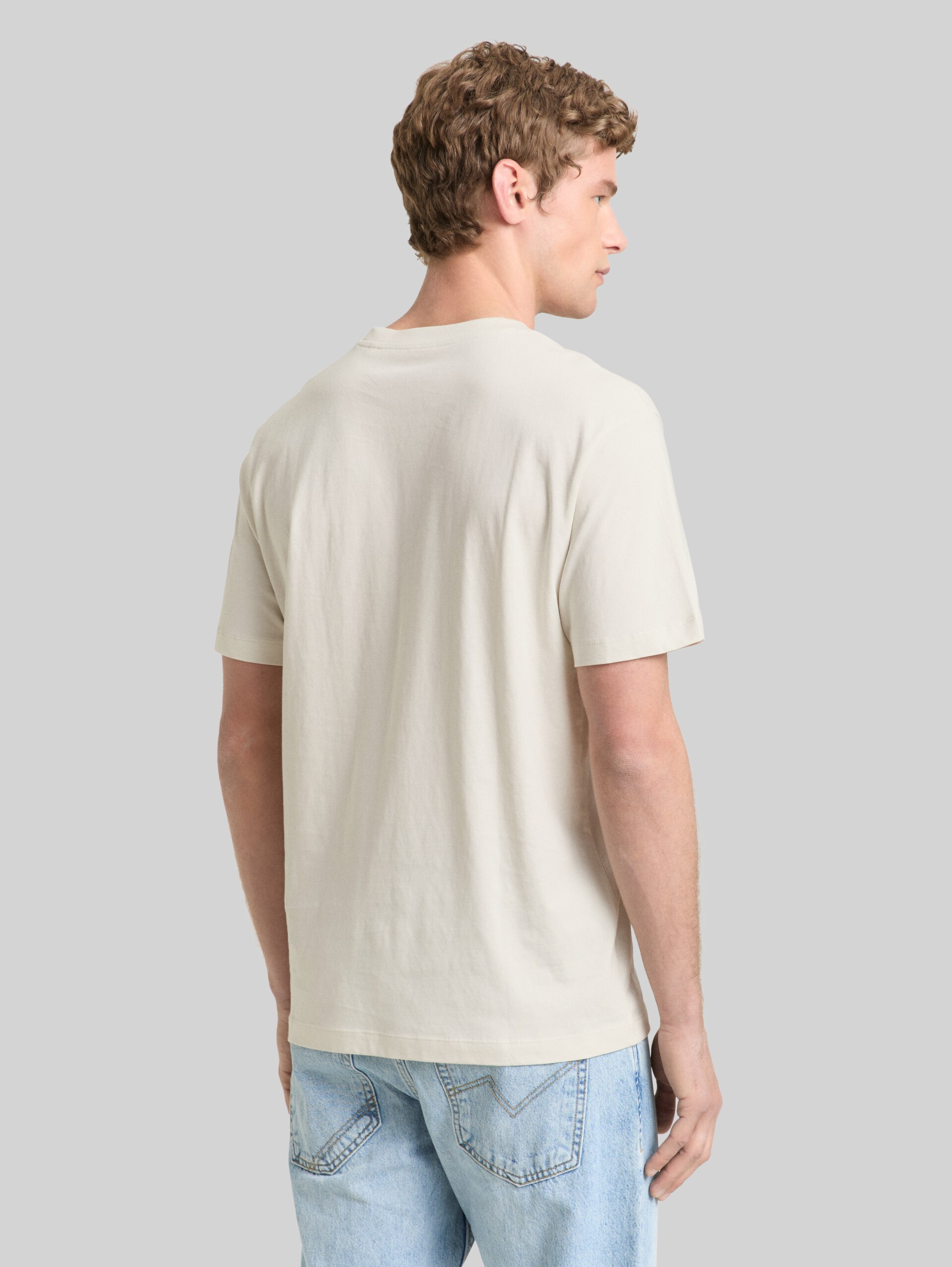 Relaxed Fit T-Shirt aus Baumwolle - greyish white - Auschnitt Model-Rückansicht