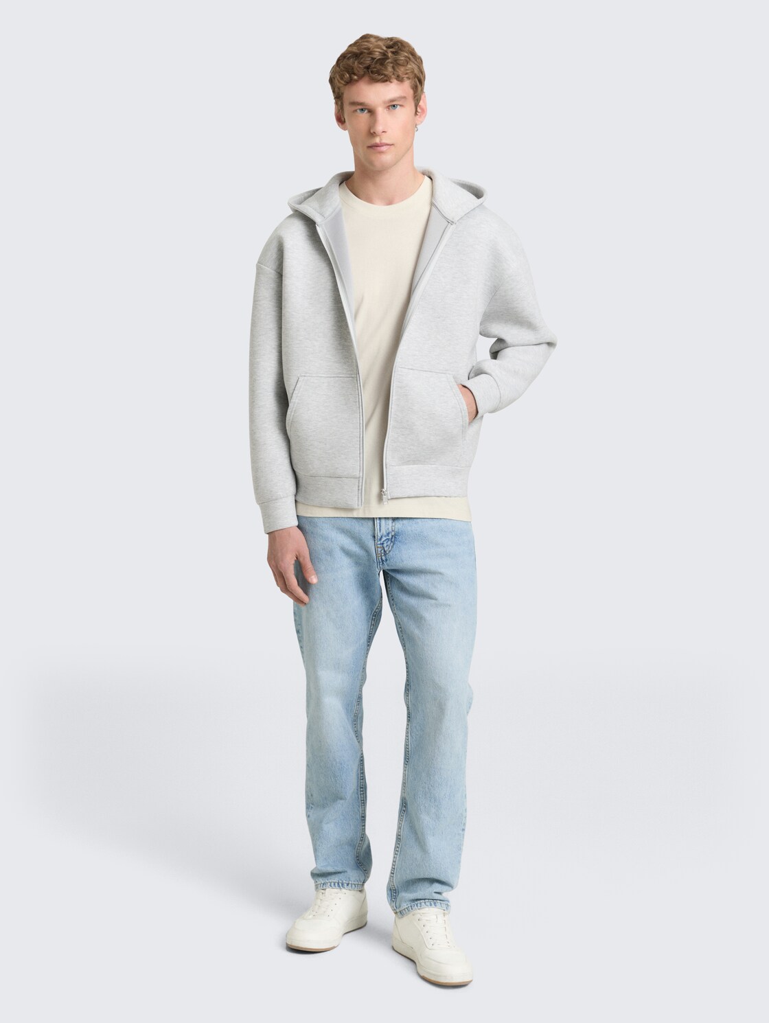 Relaxed Fit T-Shirt aus Baumwolle - greyish white - Model-Vorderansicht