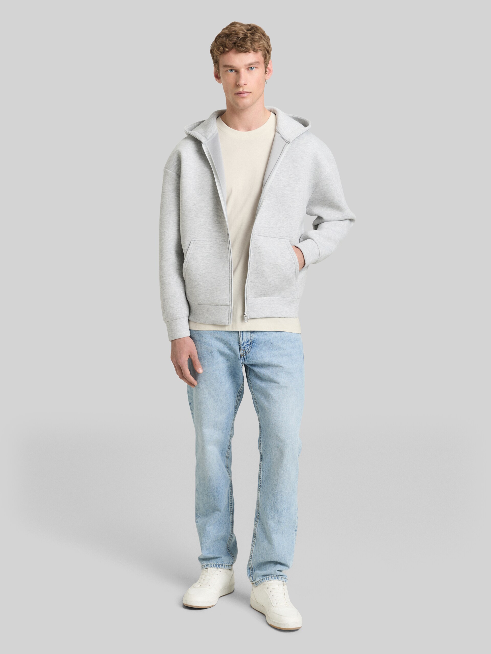 Relaxed Fit T-Shirt aus Baumwolle - greyish white - Model-Vorderansicht