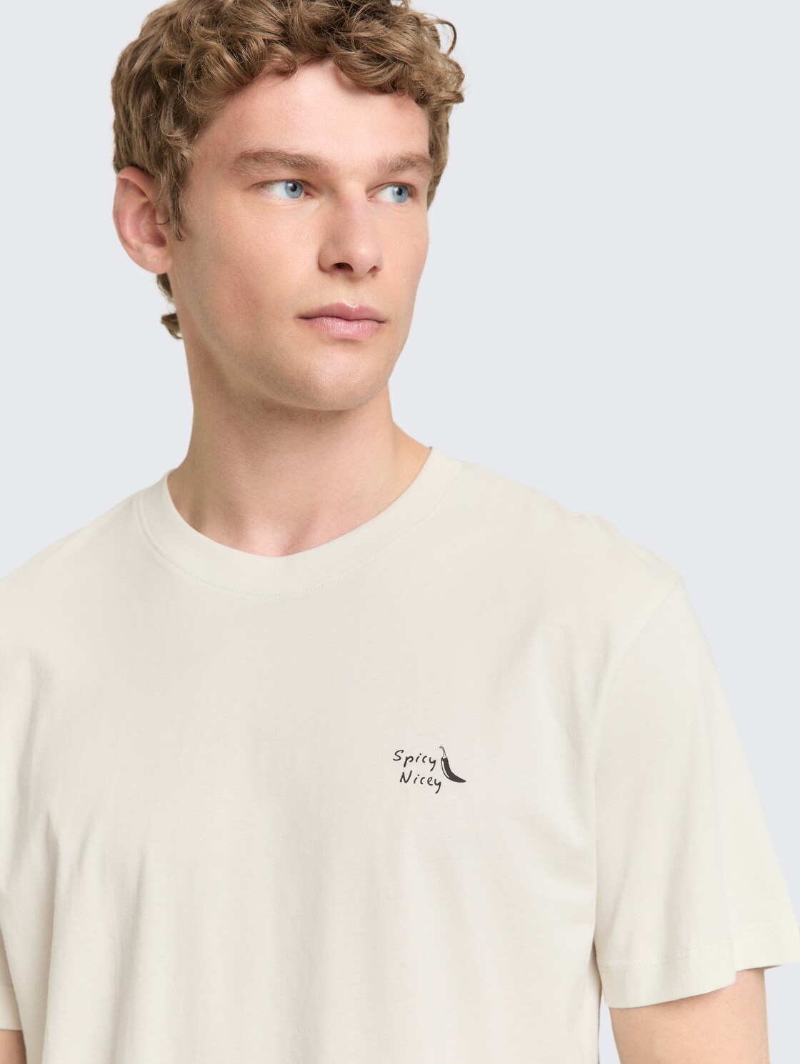 Relaxed Fit T-Shirt aus Baumwolle - greyish white - Detail-Model-Ansicht