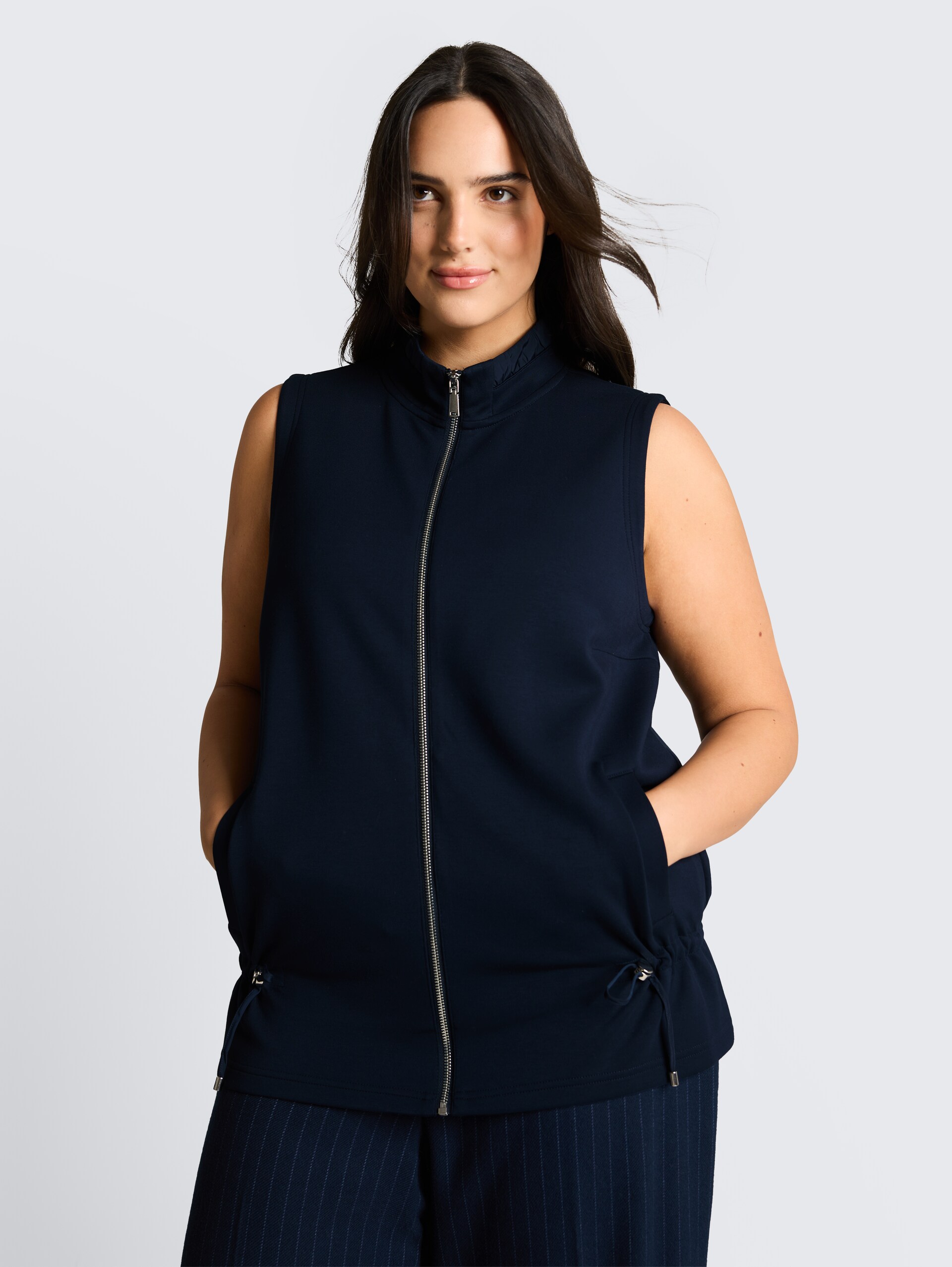 Plus Size - Scuba Sweatweste mit Stehkragen - sky captain blue - Ausschnitt Model-Vorderansicht