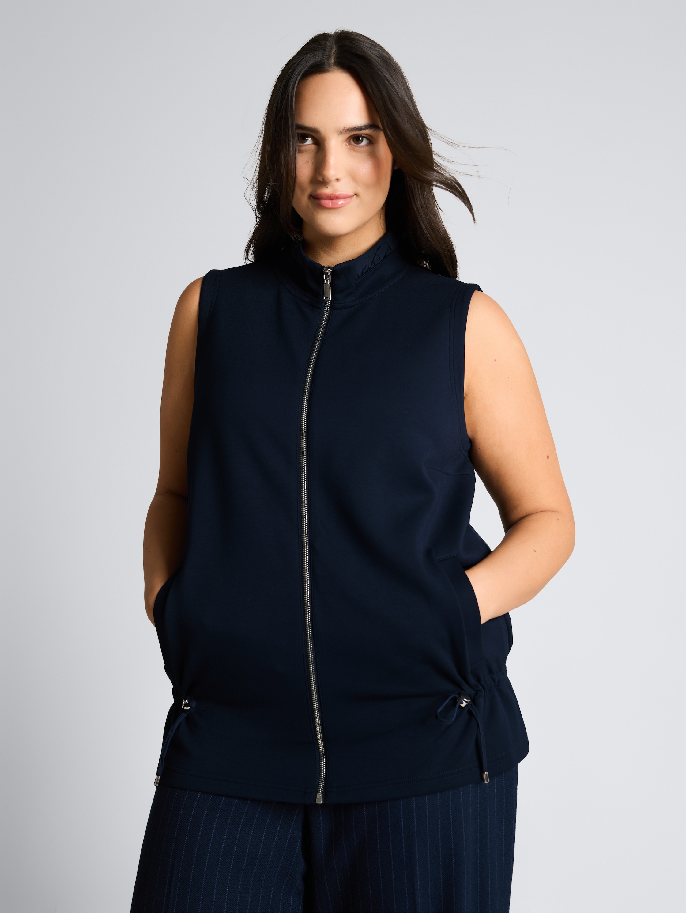 Plus Size - Scuba Sweatweste mit Stehkragen - sky captain blue - Ausschnitt Model-Vorderansicht
