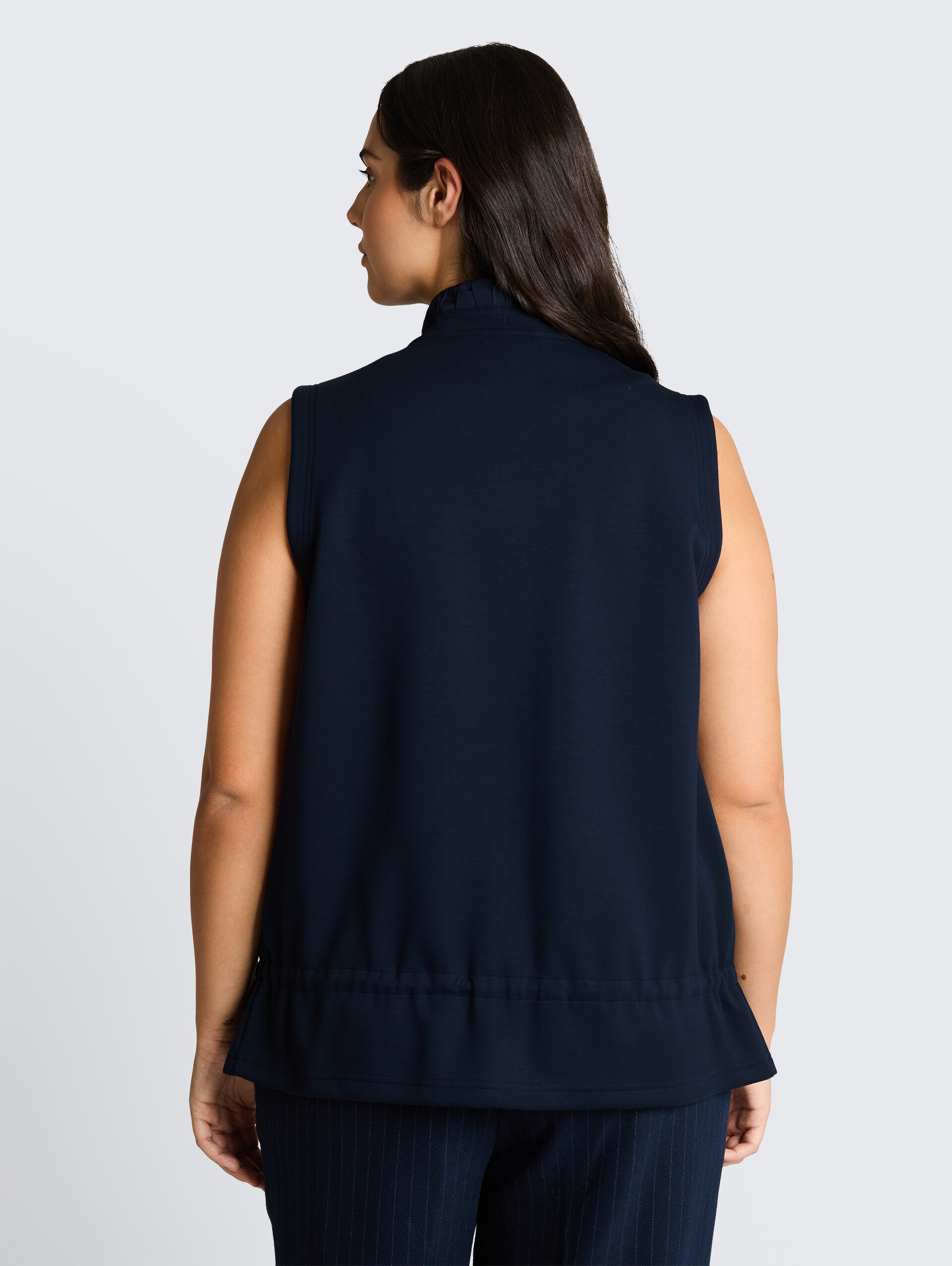 Plus Size - Scuba Sweatweste mit Stehkragen - sky captain blue - Auschnitt Model-Rückansicht