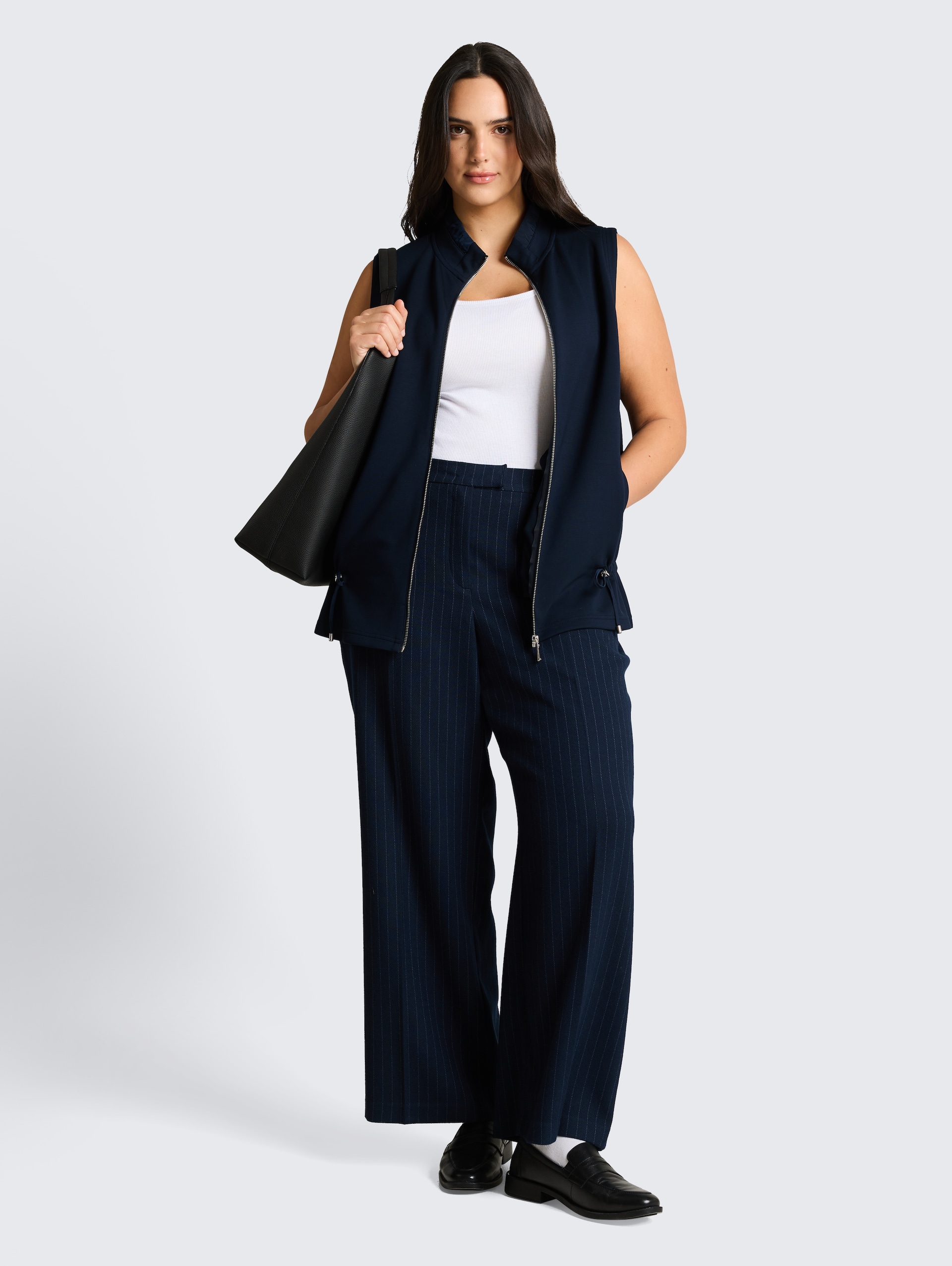 Plus Size - Scuba Sweatweste mit Stehkragen - sky captain blue - Model-Vorderansicht