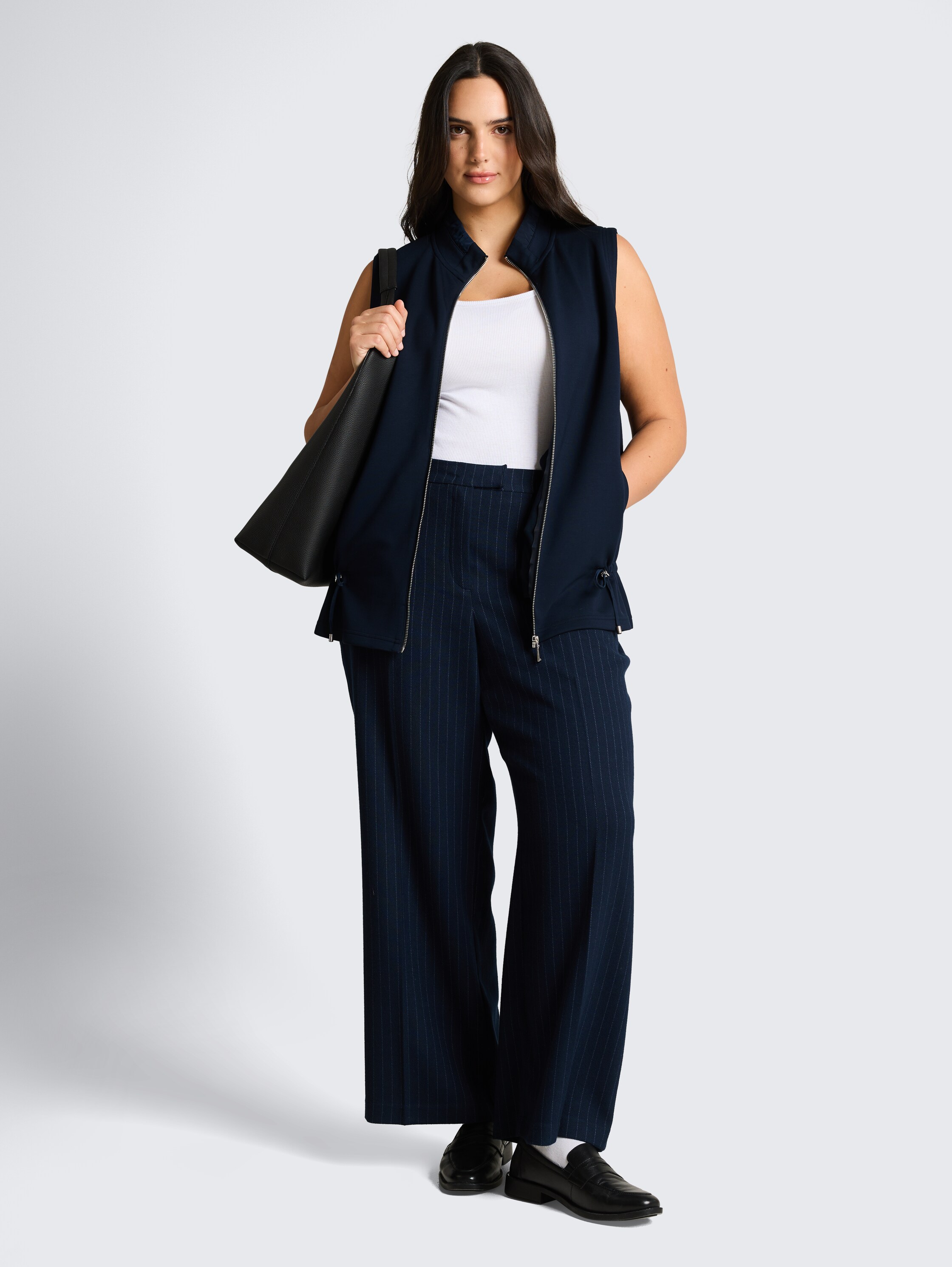 Plus Size - Scuba Sweatweste mit Stehkragen - sky captain blue - Model-Vorderansicht