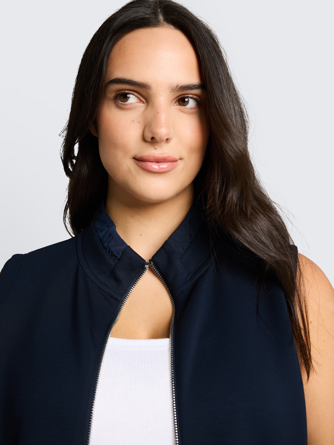 Plus Size - Scuba Sweatweste mit Stehkragen - sky captain blue - Detail-Model-Ansicht