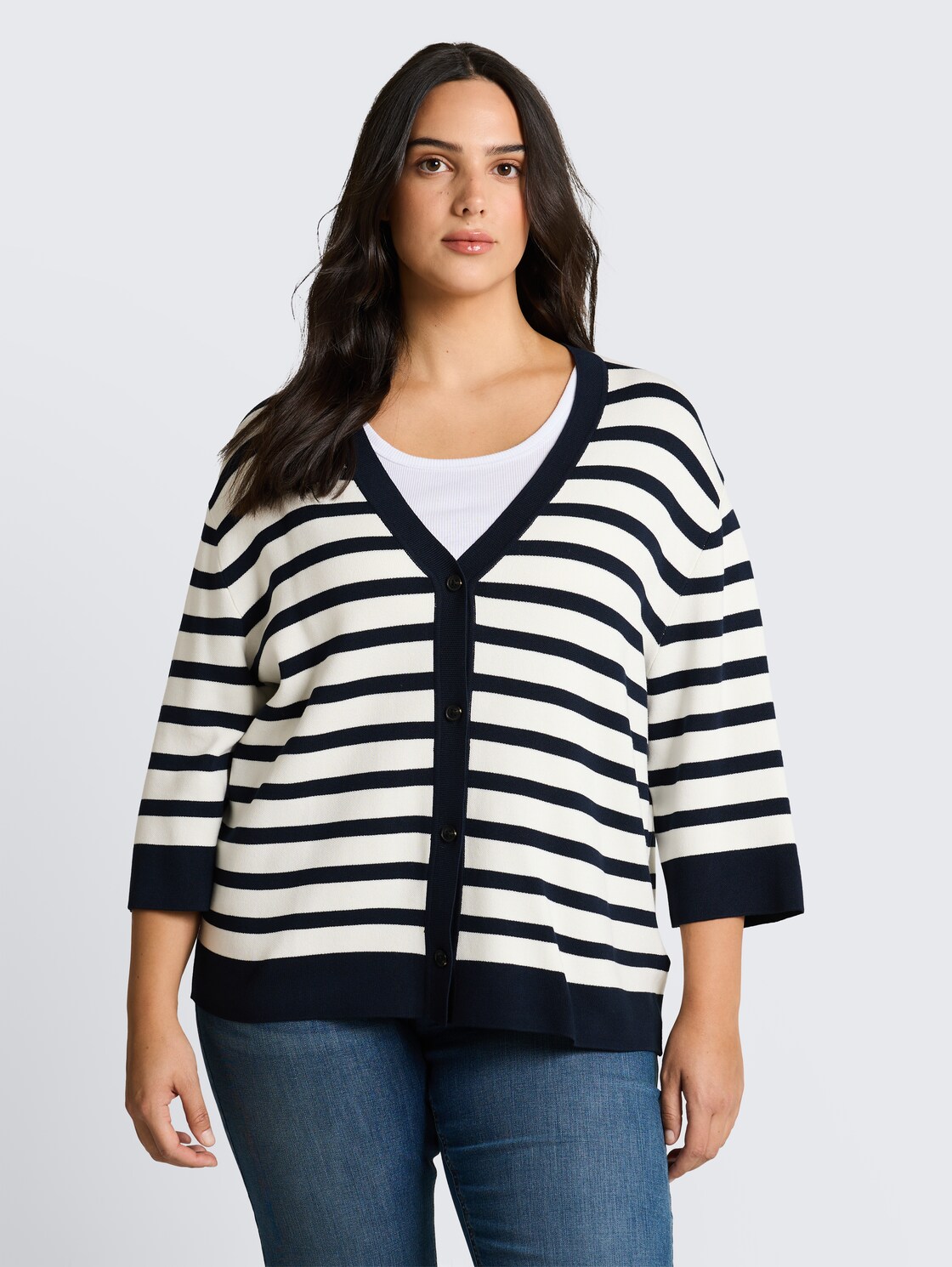 Plus Size - Loose Fit Cardigan mit Streifenmuster - white sky blue knit stripe - Ausschnitt Model-Vorderansicht