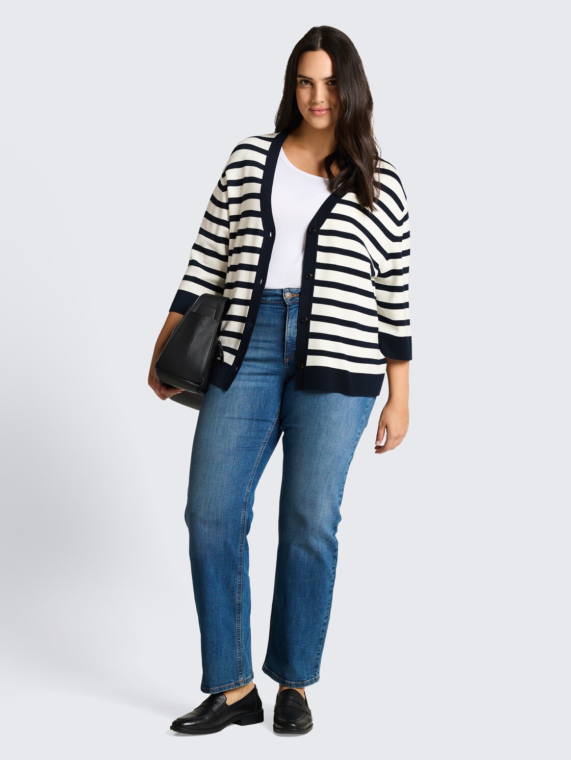Plus Size - Loose Fit Cardigan mit Streifenmuster - white sky blue knit stripe - Model-Vorderansicht