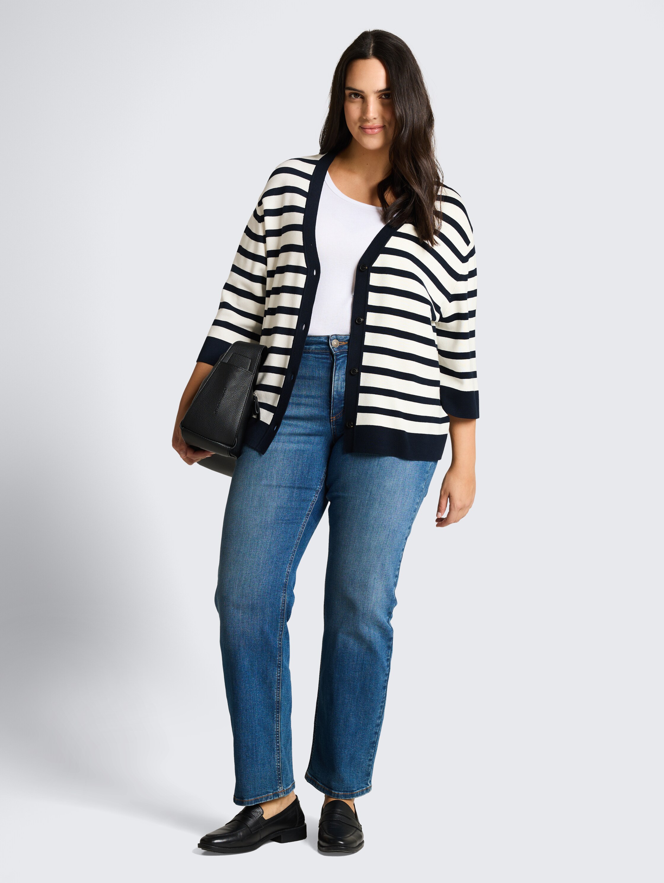 Plus Size - Loose Fit Cardigan mit Streifenmuster - white sky blue knit stripe - Model-Vorderansicht