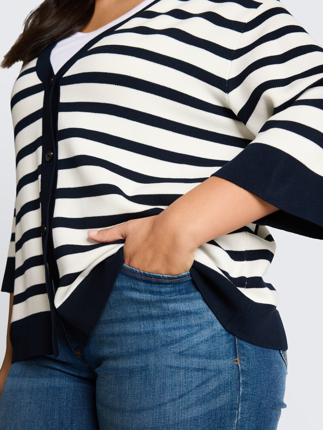 Plus Size - Loose Fit Cardigan mit Streifenmuster - white sky blue knit stripe - Detail-Model-Ansicht