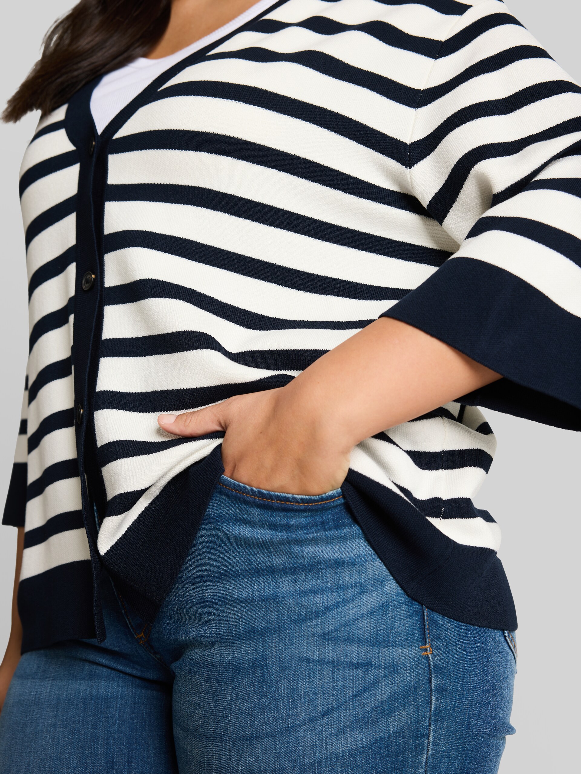 Plus Size - loose fit cardigan with striped pattern - white sky blue knit stripe - Detail model view