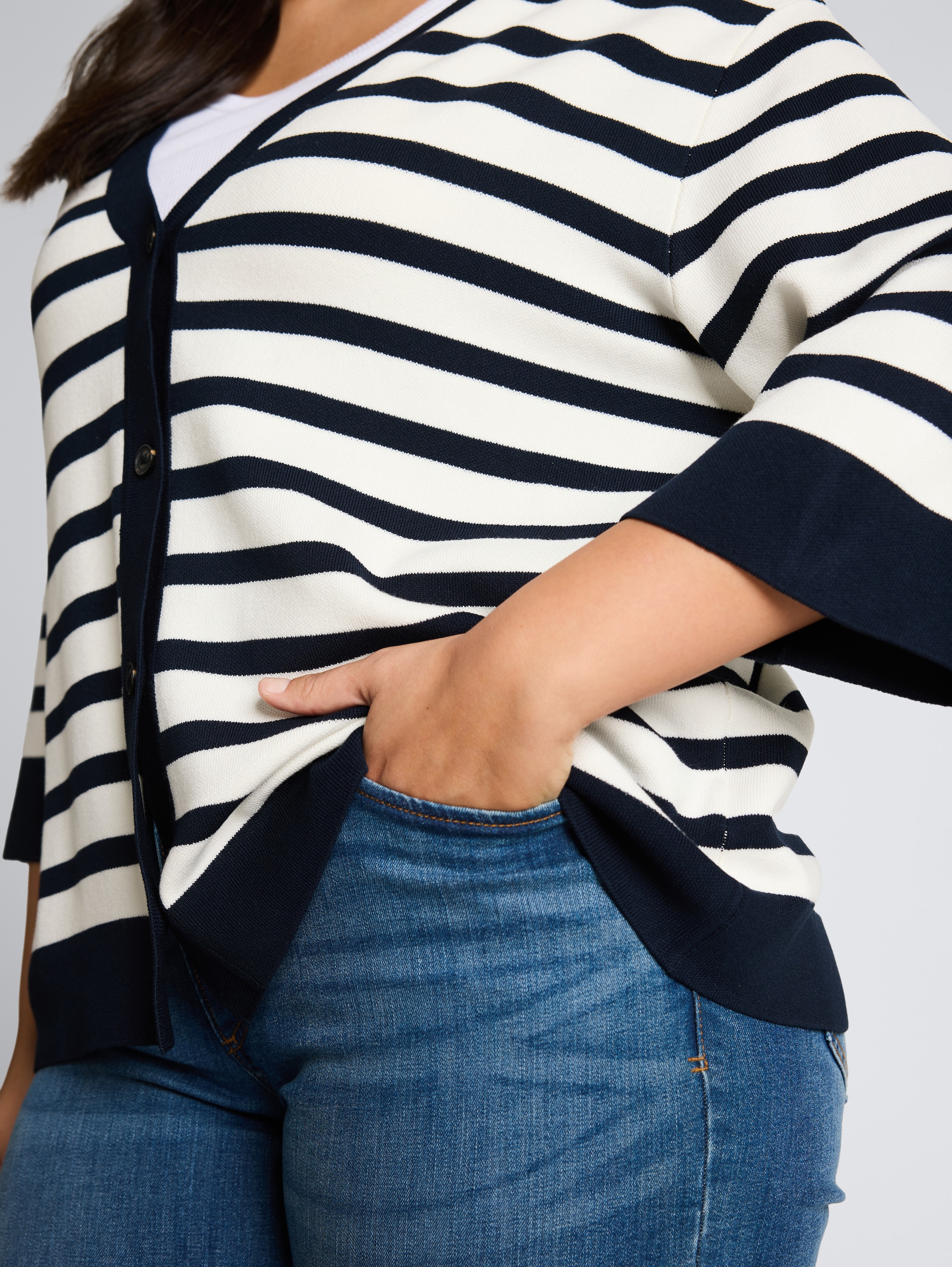 Plus Size - Loose Fit Cardigan mit Streifenmuster - white sky blue knit stripe - Detail-Model-Ansicht