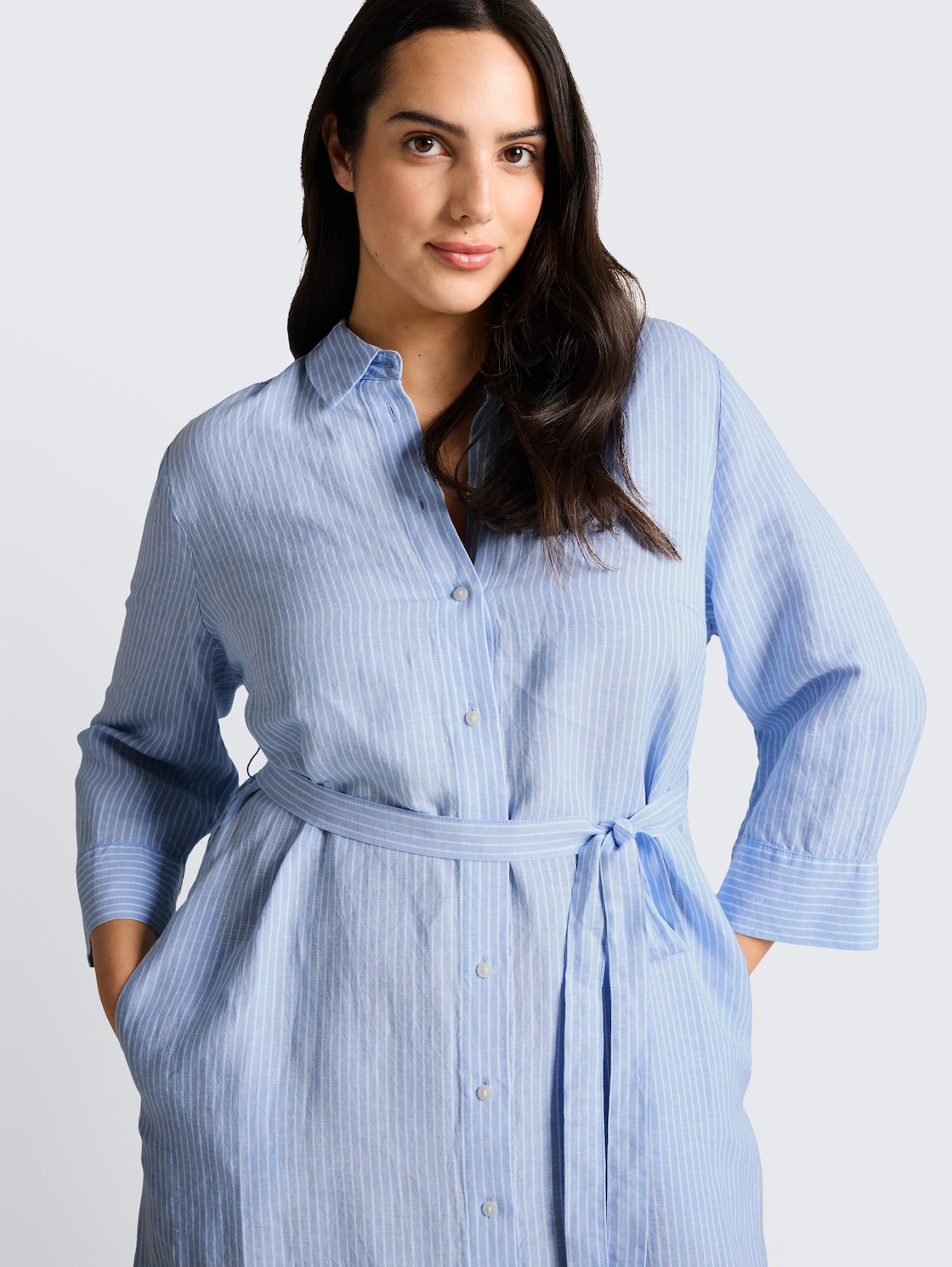 Plus Size - Blusenkleid mit Leinenanteil - fjord blue irregular stripe - Detail-Model-Ansicht