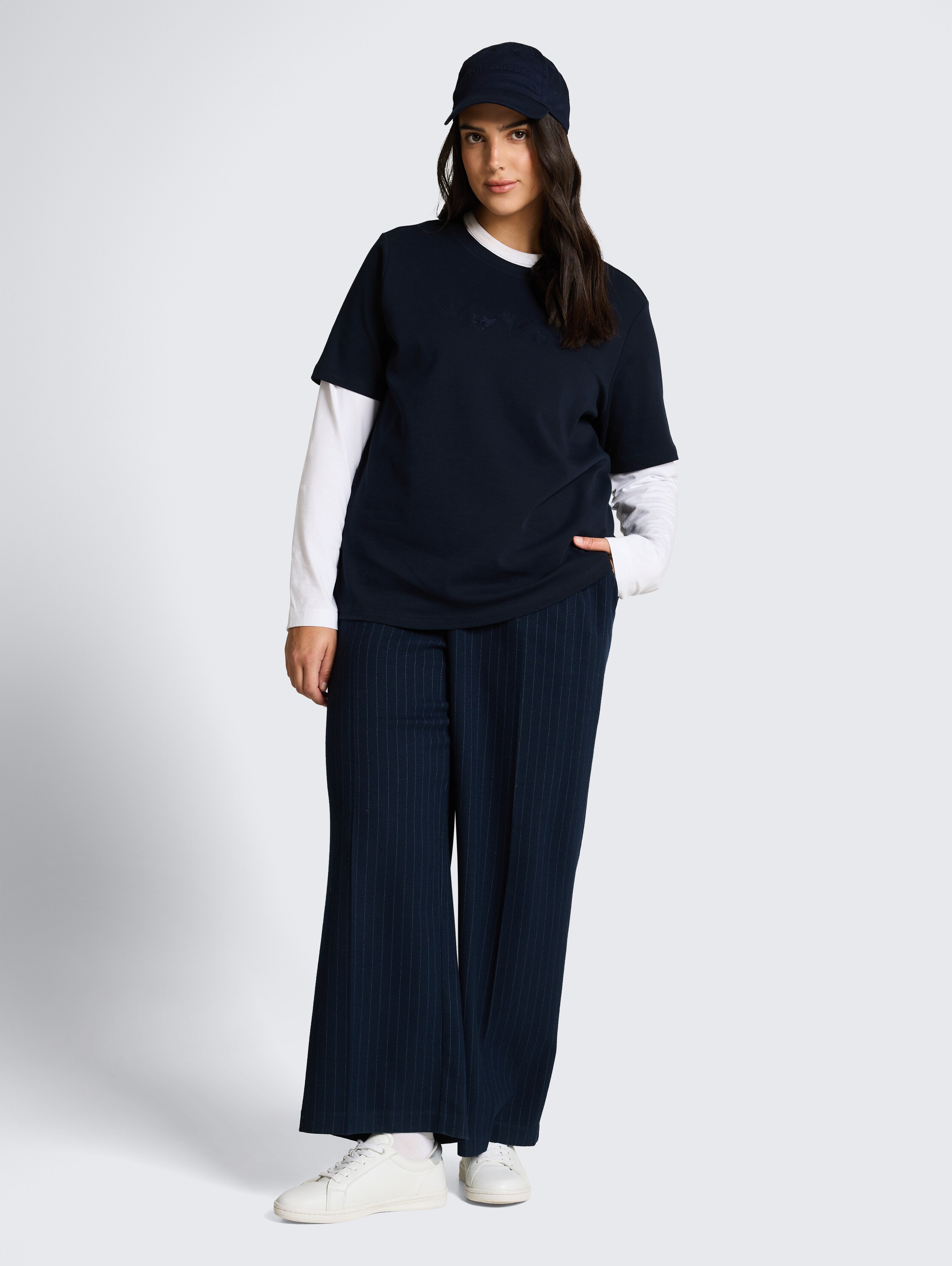 Plus Size - T-Shirt aus Baumwolle - Lunar Eclipse - Model-Vorderansicht