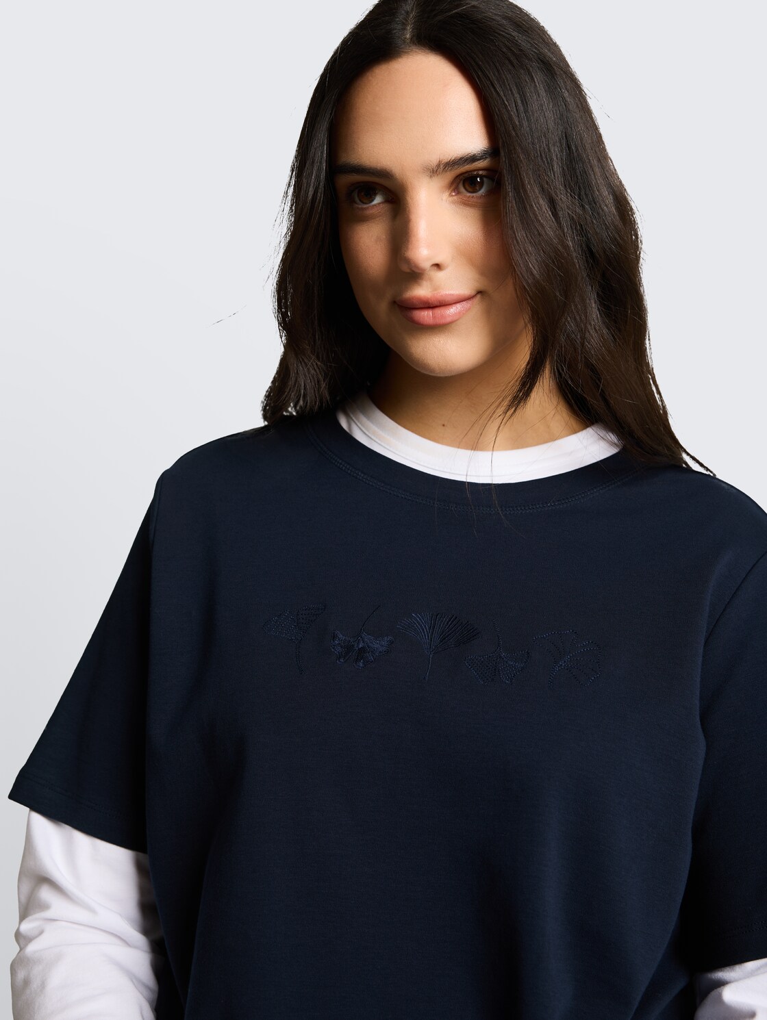 Plus Size - T-Shirt aus Baumwolle - Lunar Eclipse - Detail-Model-Ansicht