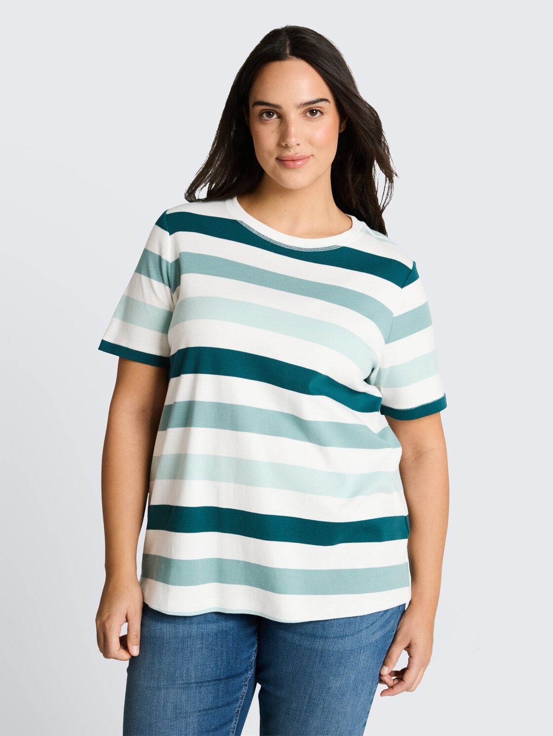 Plus Size - T-Shirt aus Baumwolle - white mint bold stripe - Ausschnitt Model-Vorderansicht