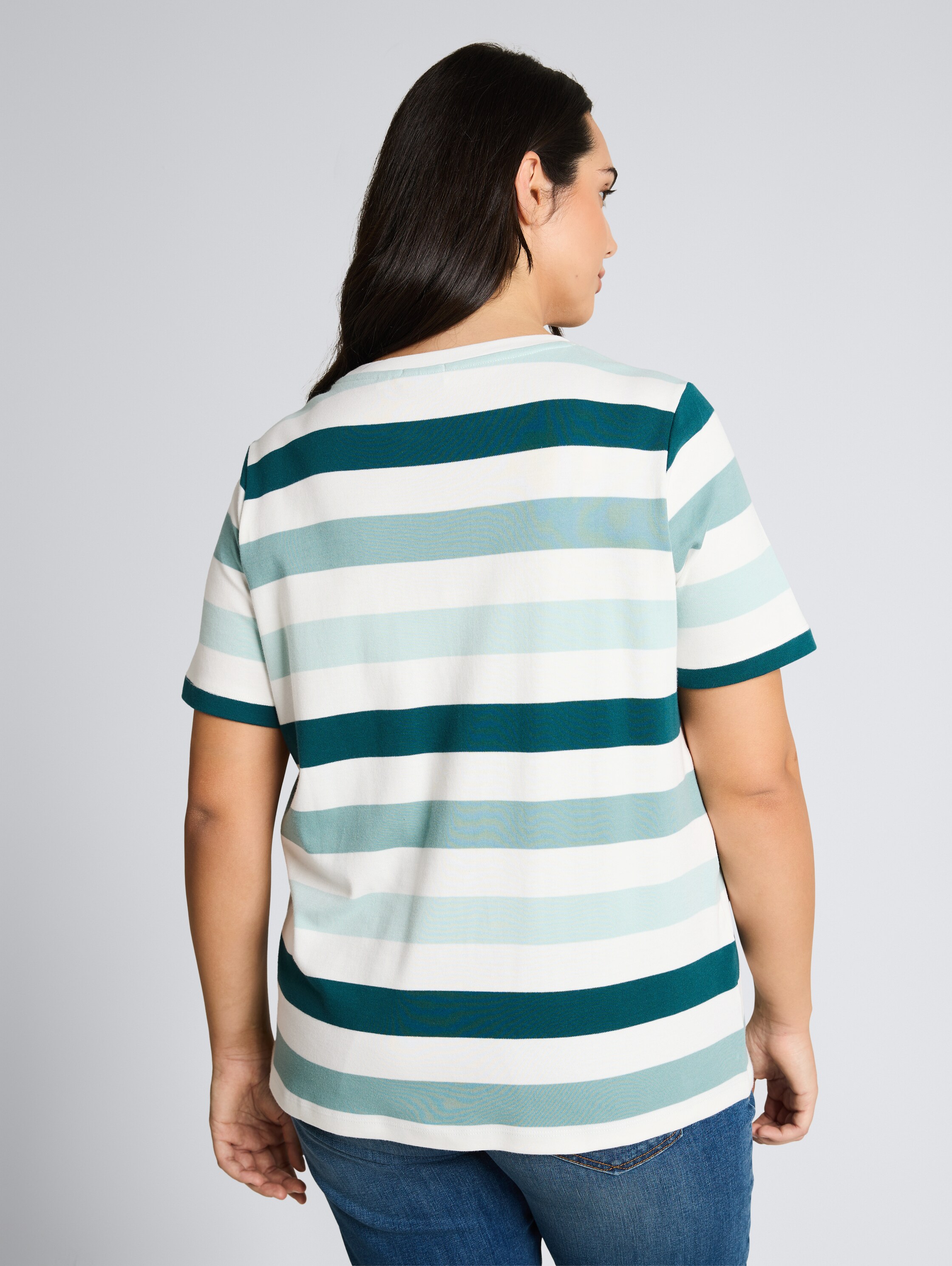 Plus Size - T-Shirt aus Baumwolle - white mint bold stripe - Auschnitt Model-Rückansicht