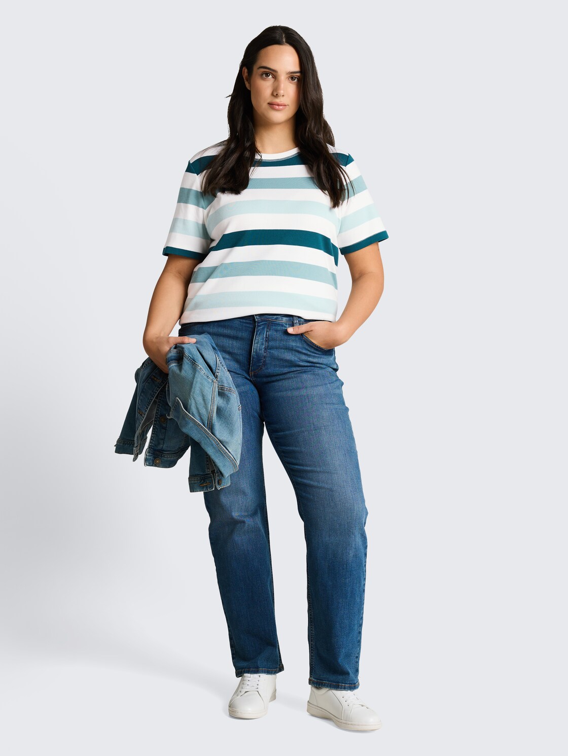 Plus Size - T-Shirt aus Baumwolle - white mint bold stripe - Model-Vorderansicht