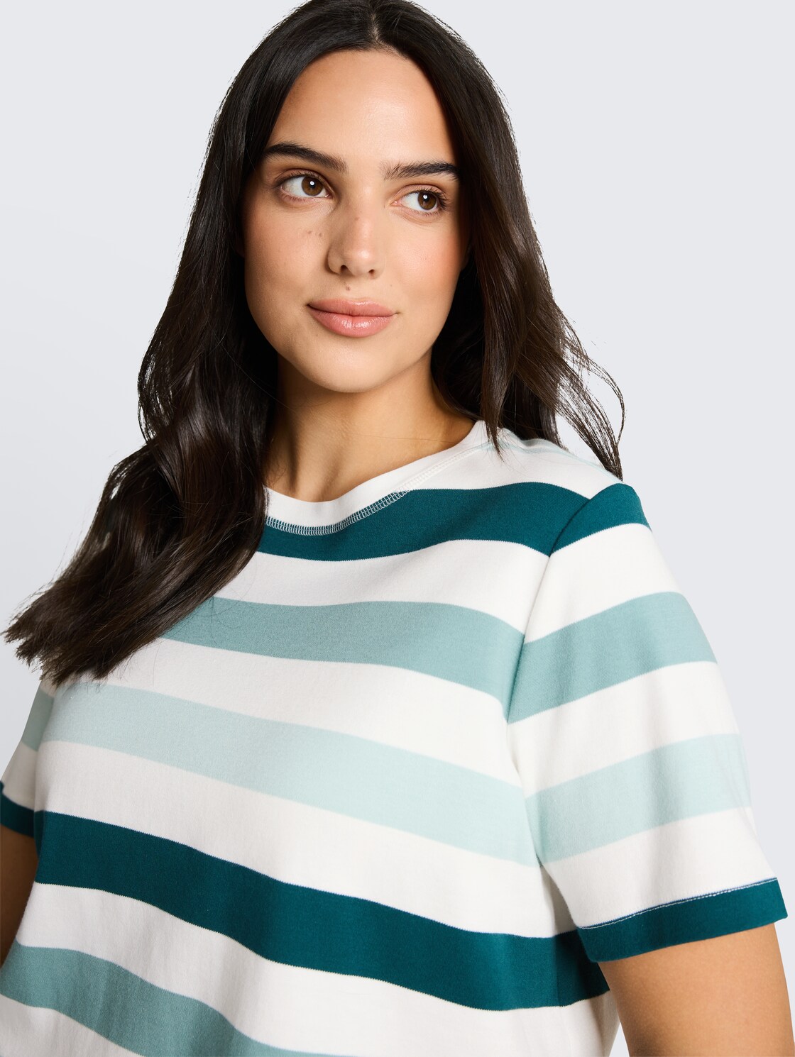 Plus Size - T-Shirt aus Baumwolle - white mint bold stripe - Detail-Model-Ansicht