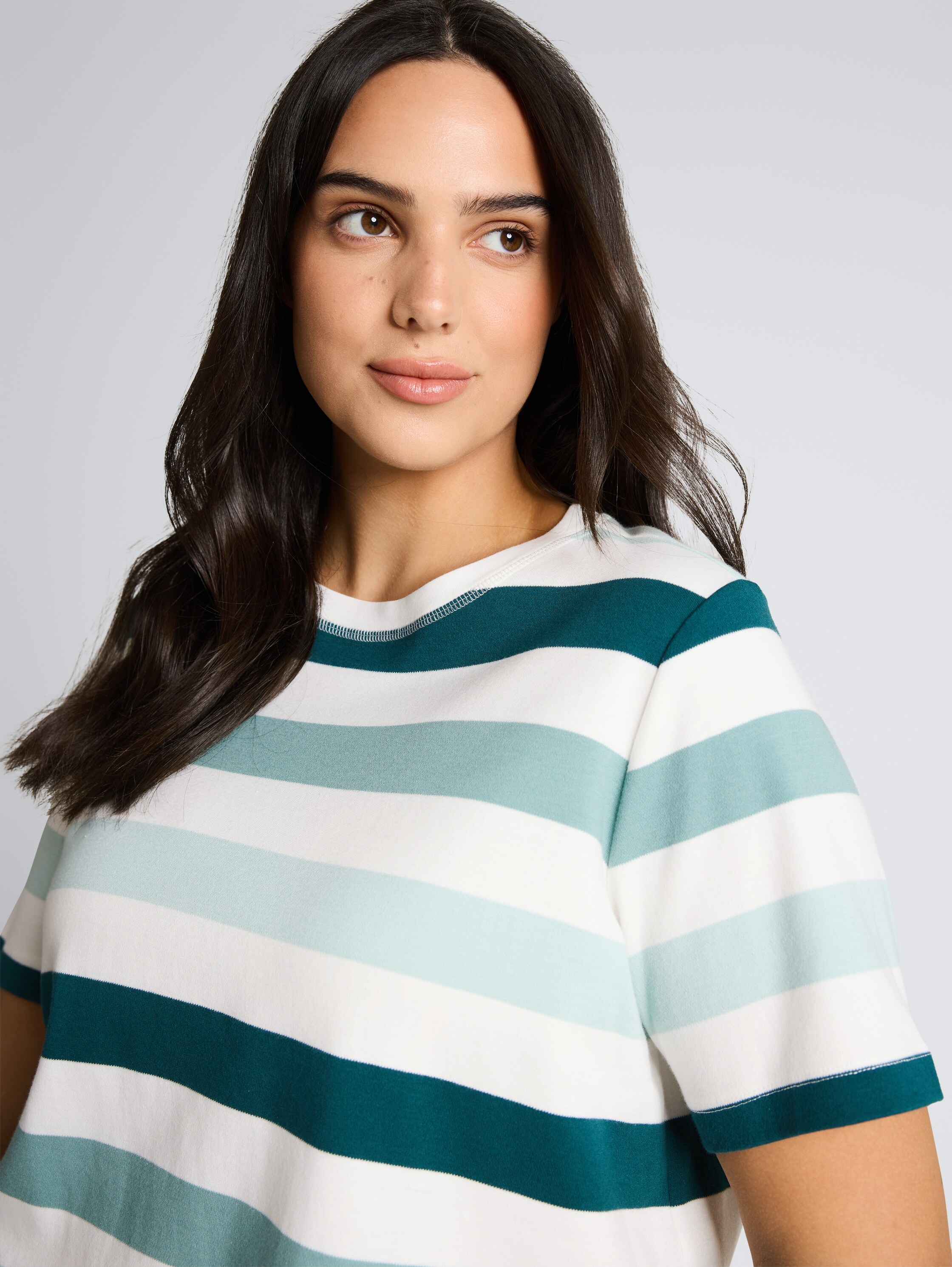 Plus Size - T-Shirt aus Baumwolle - white mint bold stripe - Detail-Model-Ansicht