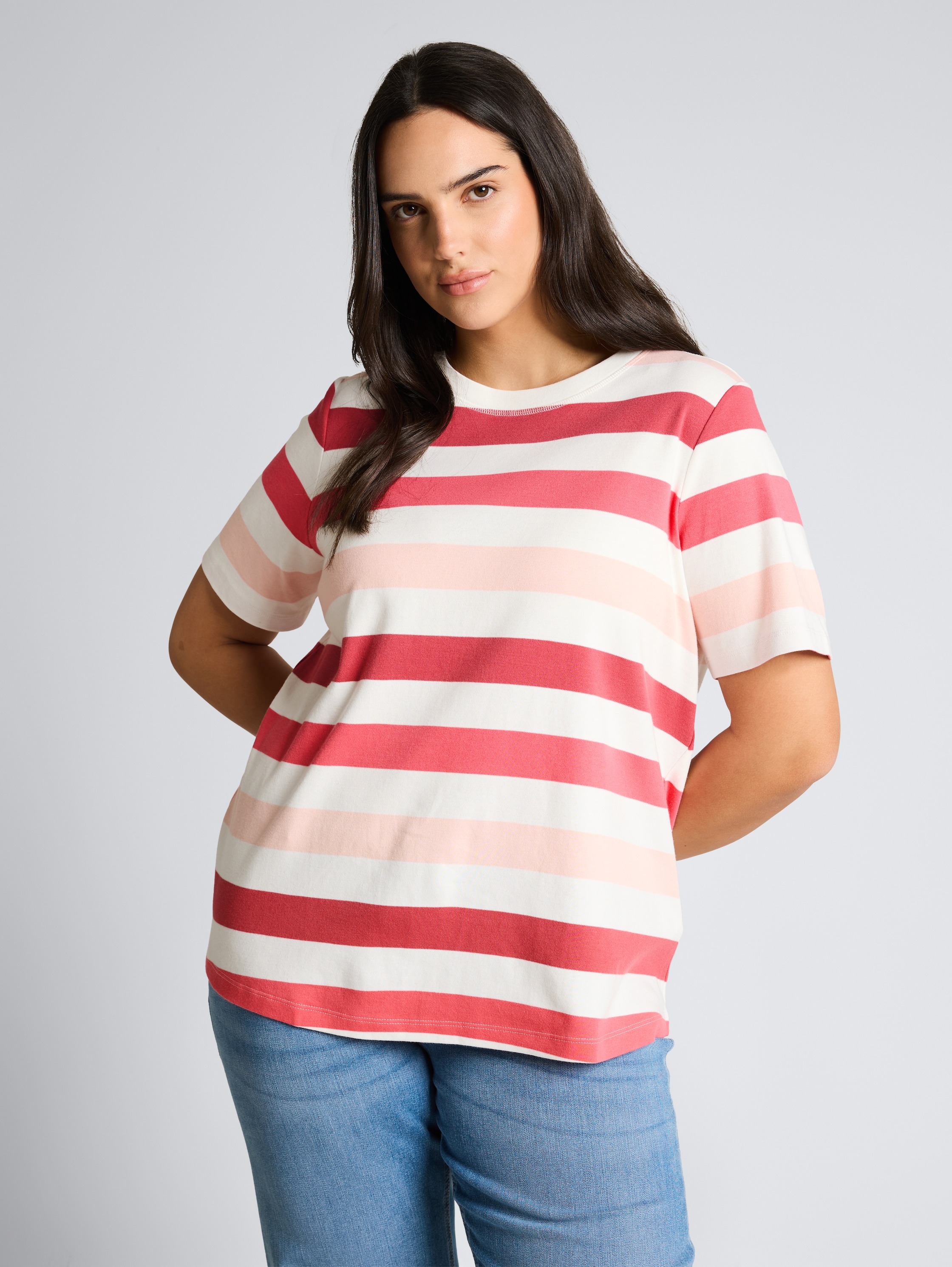 Plus Size - T-Shirt aus Baumwolle - coral offwhite stripe - Ausschnitt Model-Vorderansicht
