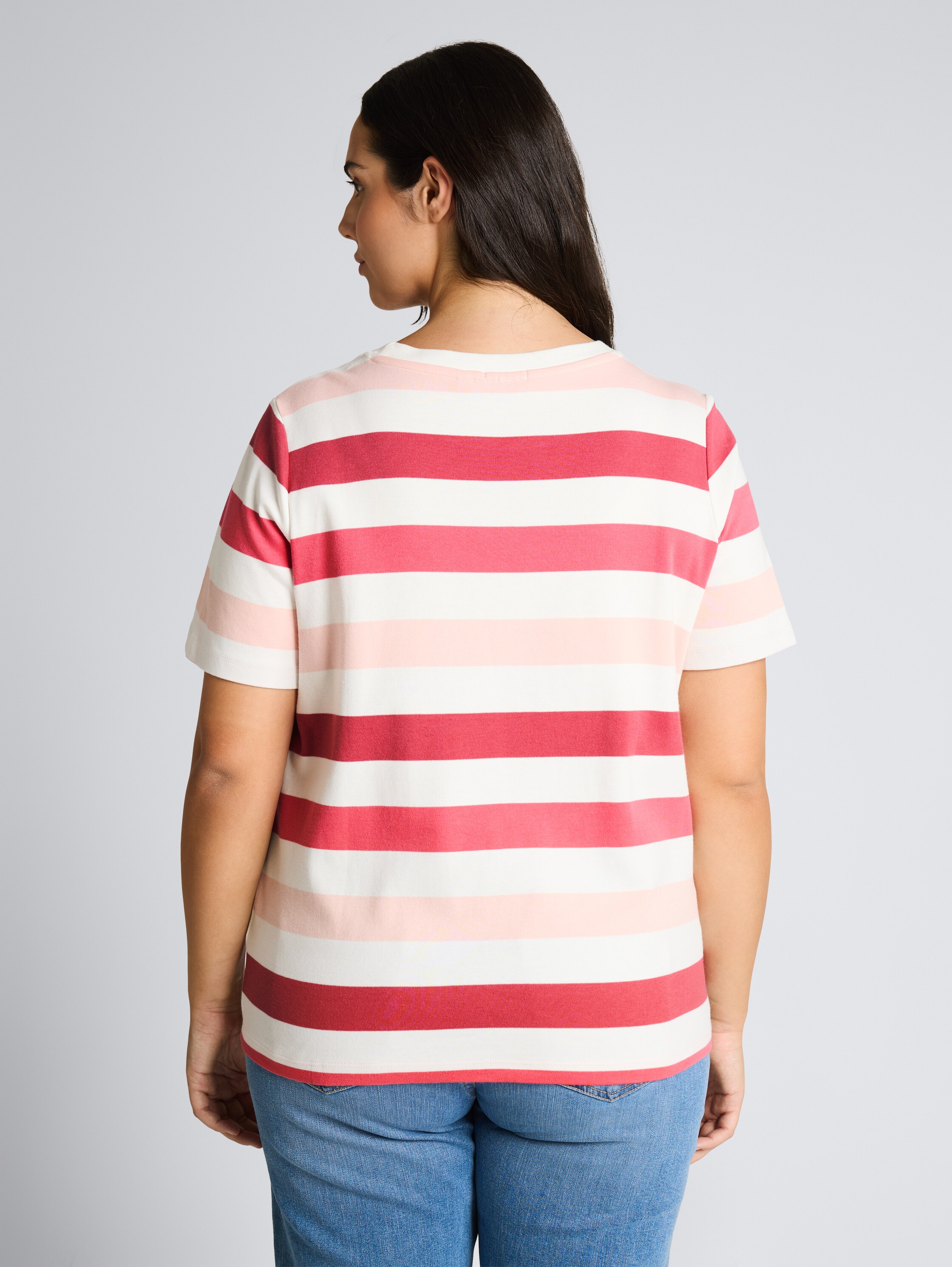 Plus Size - T-Shirt aus Baumwolle - coral offwhite stripe - Auschnitt Model-Rückansicht