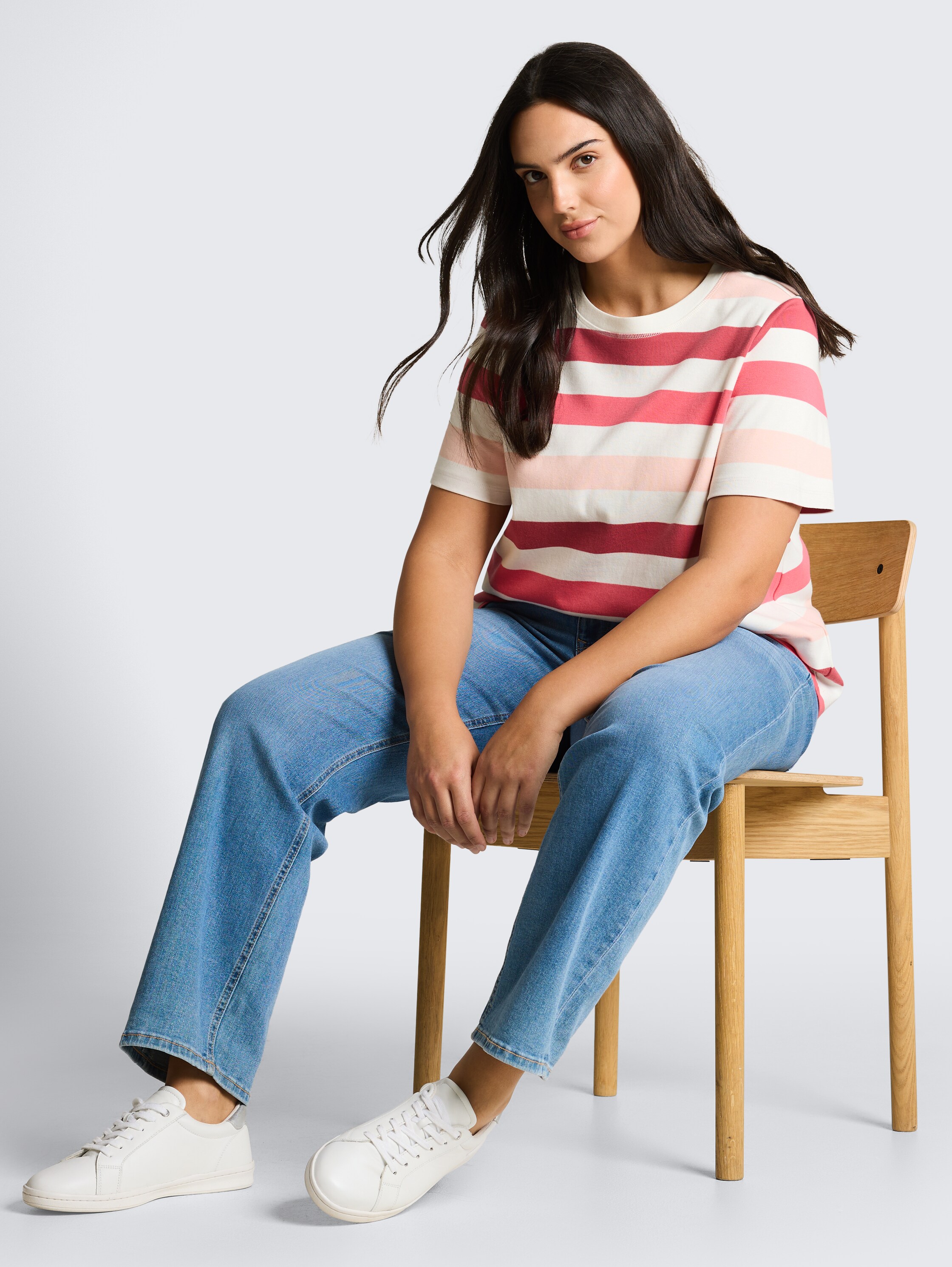 Plus Size - T-Shirt aus Baumwolle - coral offwhite stripe - Model-Vorderansicht