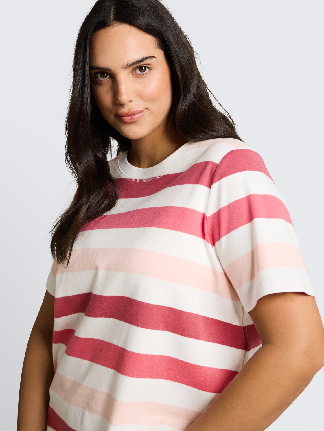 Plus Size - T-Shirt aus Baumwolle - coral offwhite stripe - Detail-Model-Ansicht