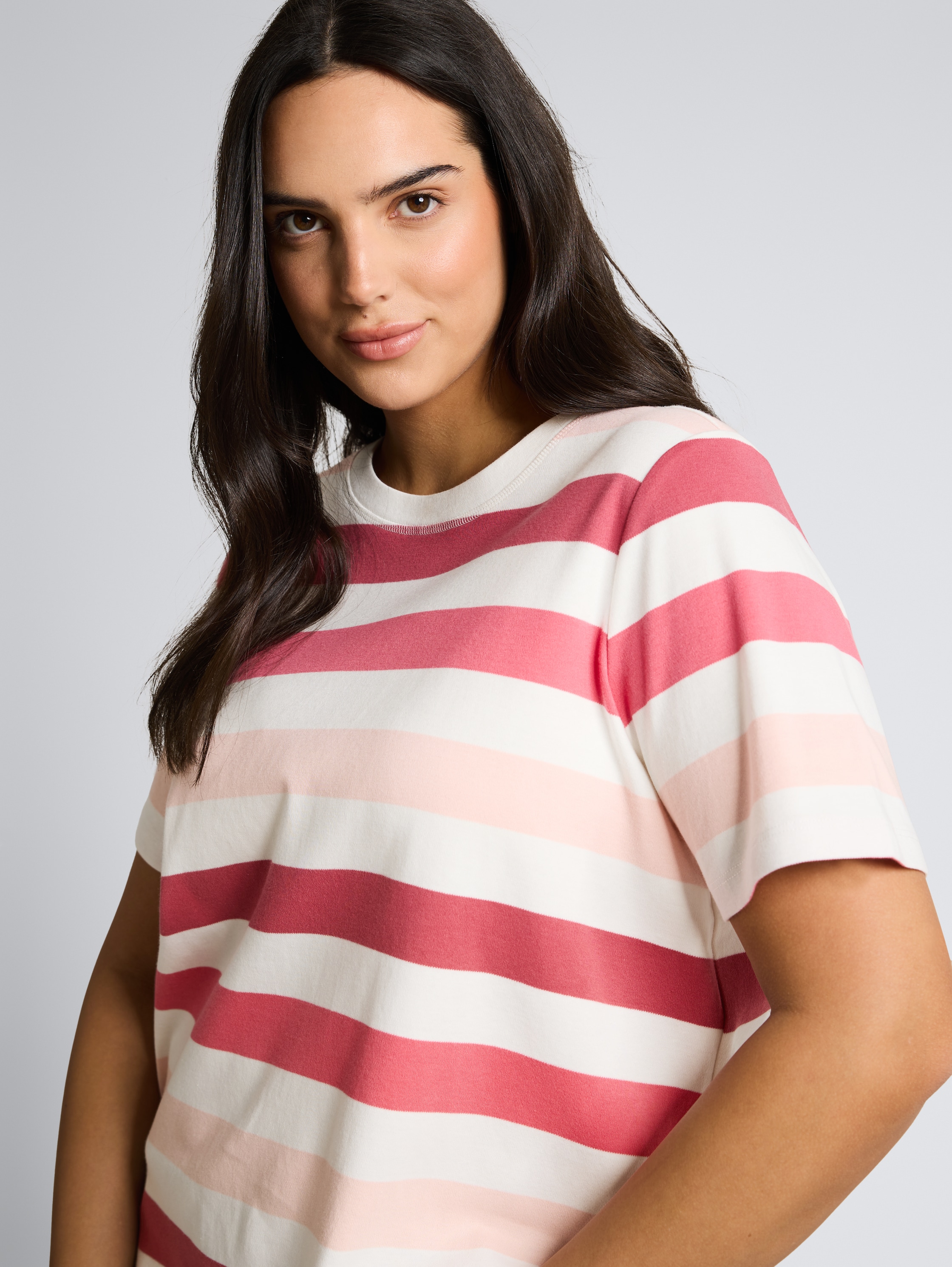 Plus Size - T-Shirt aus Baumwolle - coral offwhite stripe - Detail-Model-Ansicht