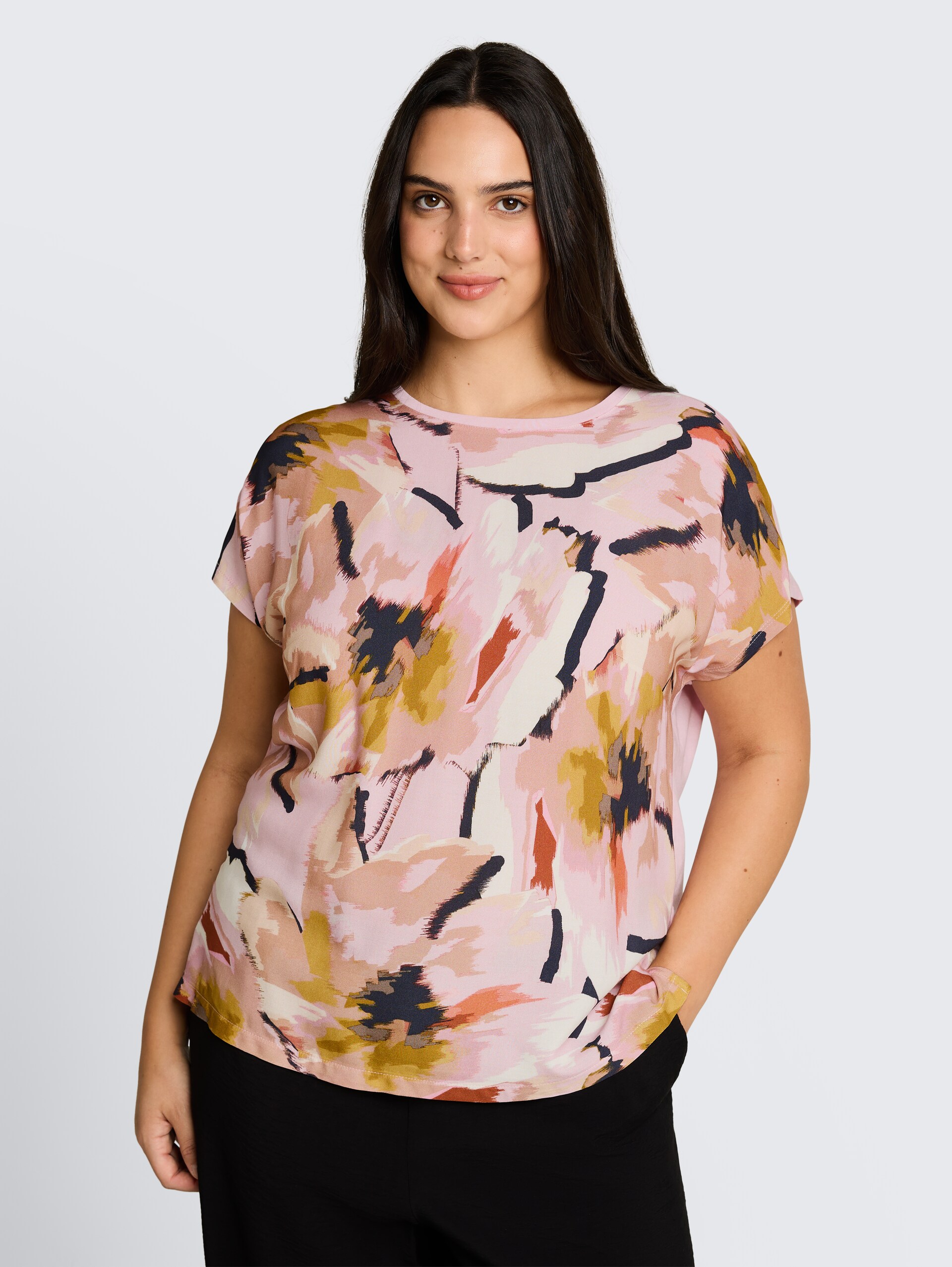 Plus Size - T-shirt in materiaalmix - big abstract flower print - Nek model vooraanzicht