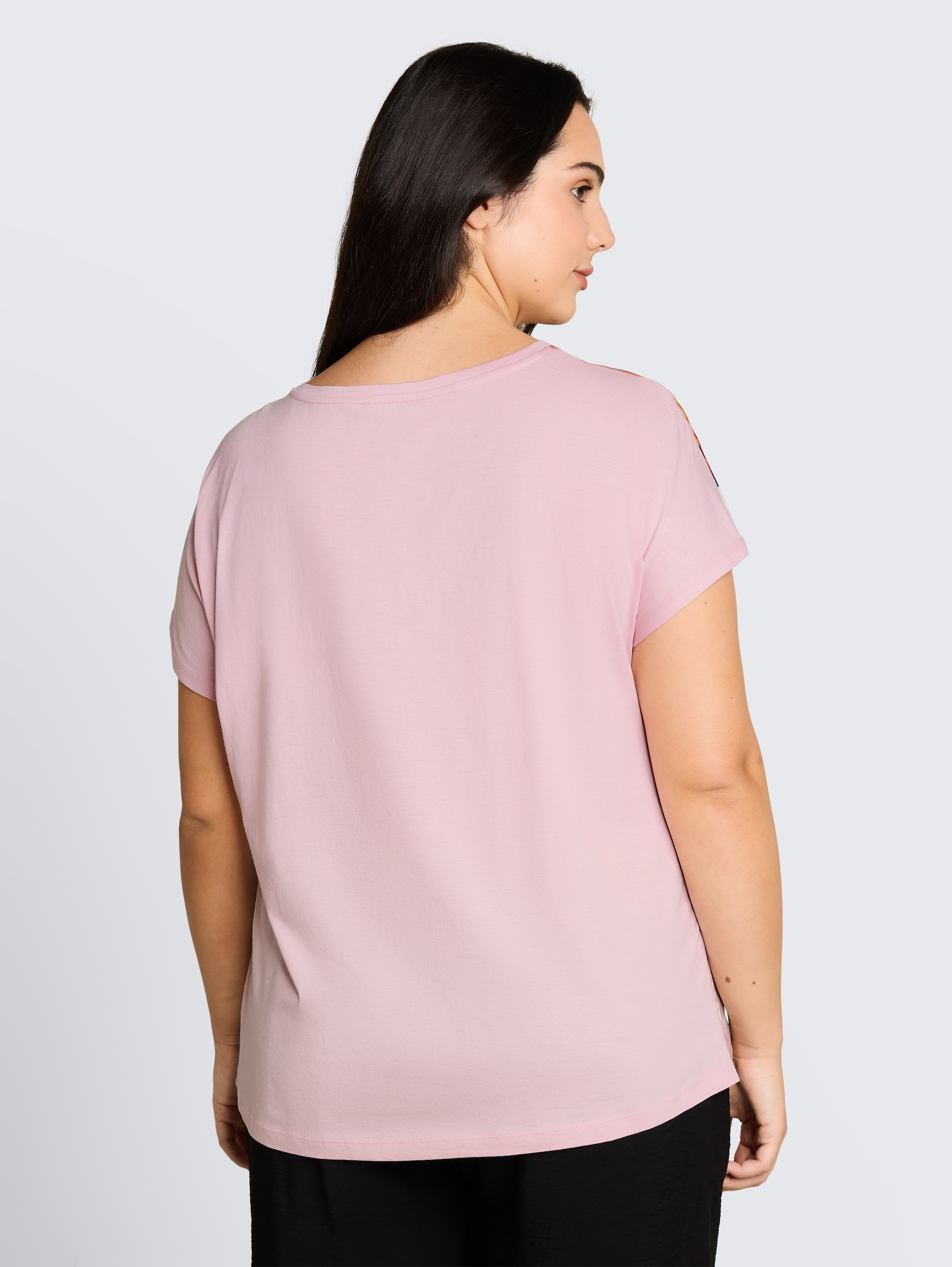 Plus Size - T-shirt in materiaalmix - big abstract flower print - Neklijn model-achteraanzicht