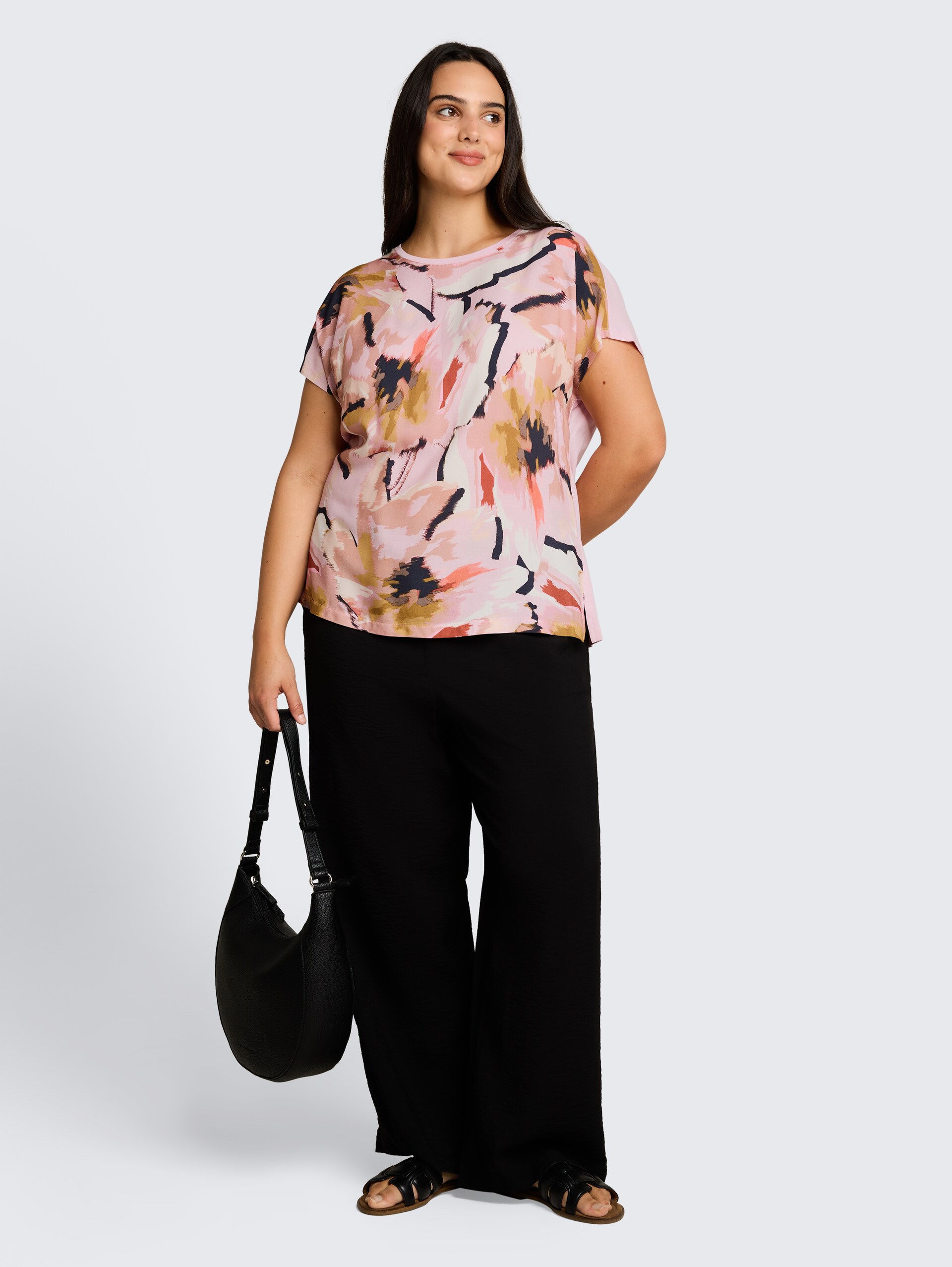 Plus Size - T-shirt in materiaalmix - big abstract flower print - Model vooraanzicht