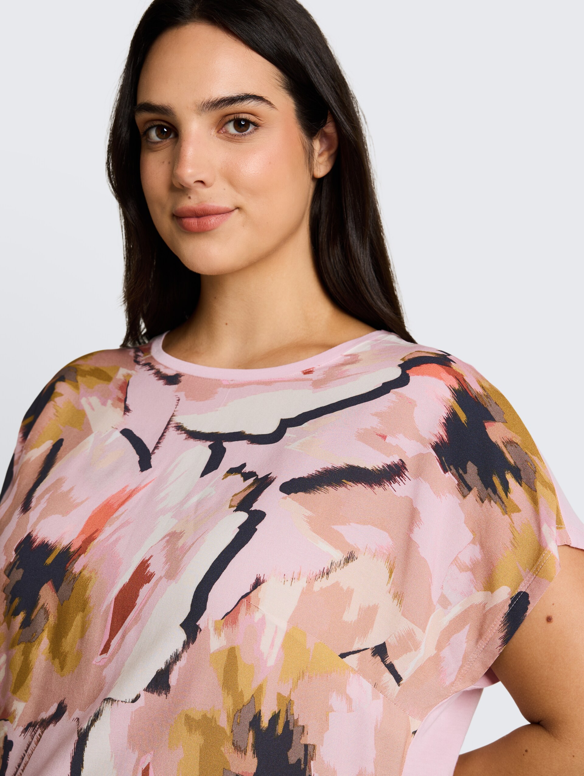 Plus Size - T-shirt in materiaalmix - big abstract flower print - Detailaanzicht model