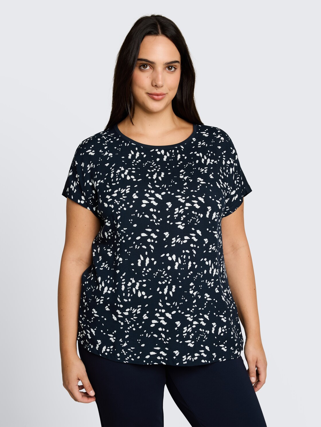 Plus Size - T-Shirt im Material-Mix - navy dot - Ausschnitt Model-Vorderansicht