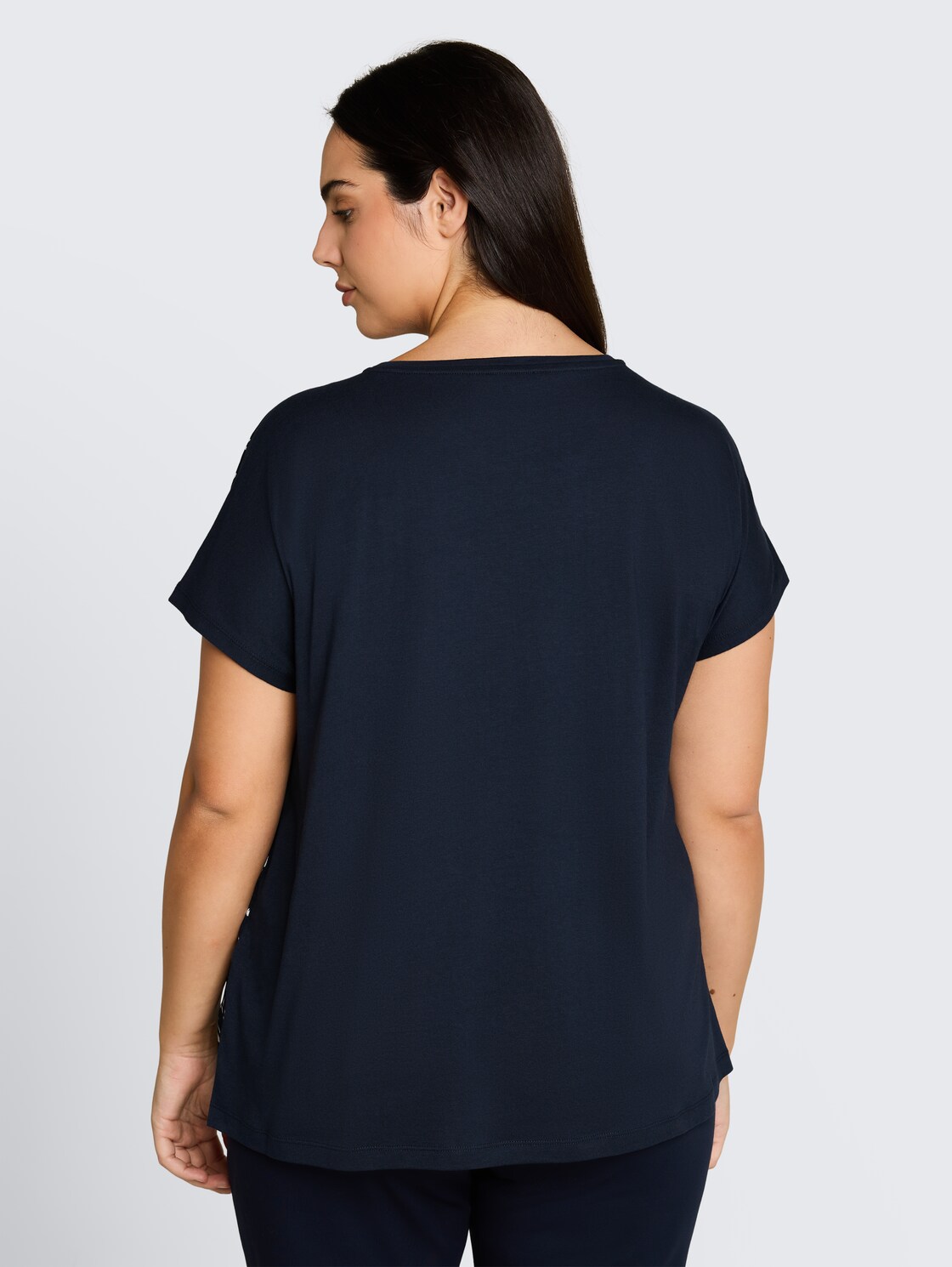 Plus Size - T-Shirt im Material-Mix - navy dot - Auschnitt Model-Rückansicht