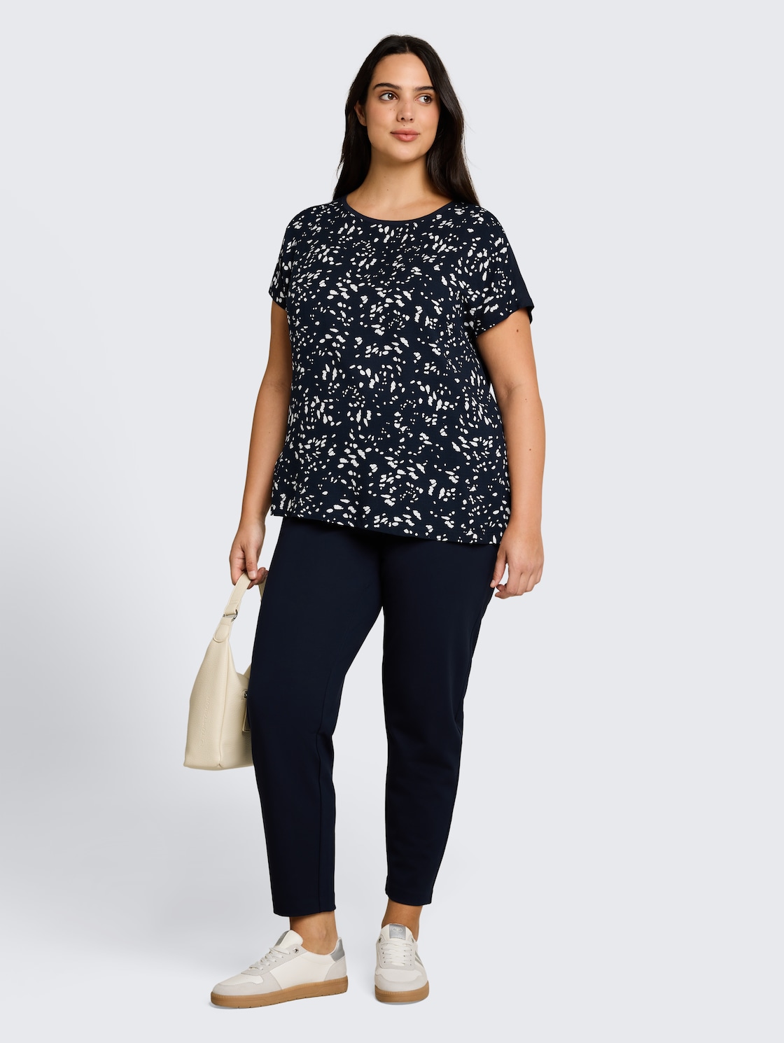 Plus Size - T-Shirt im Material-Mix - navy dot - Model-Vorderansicht