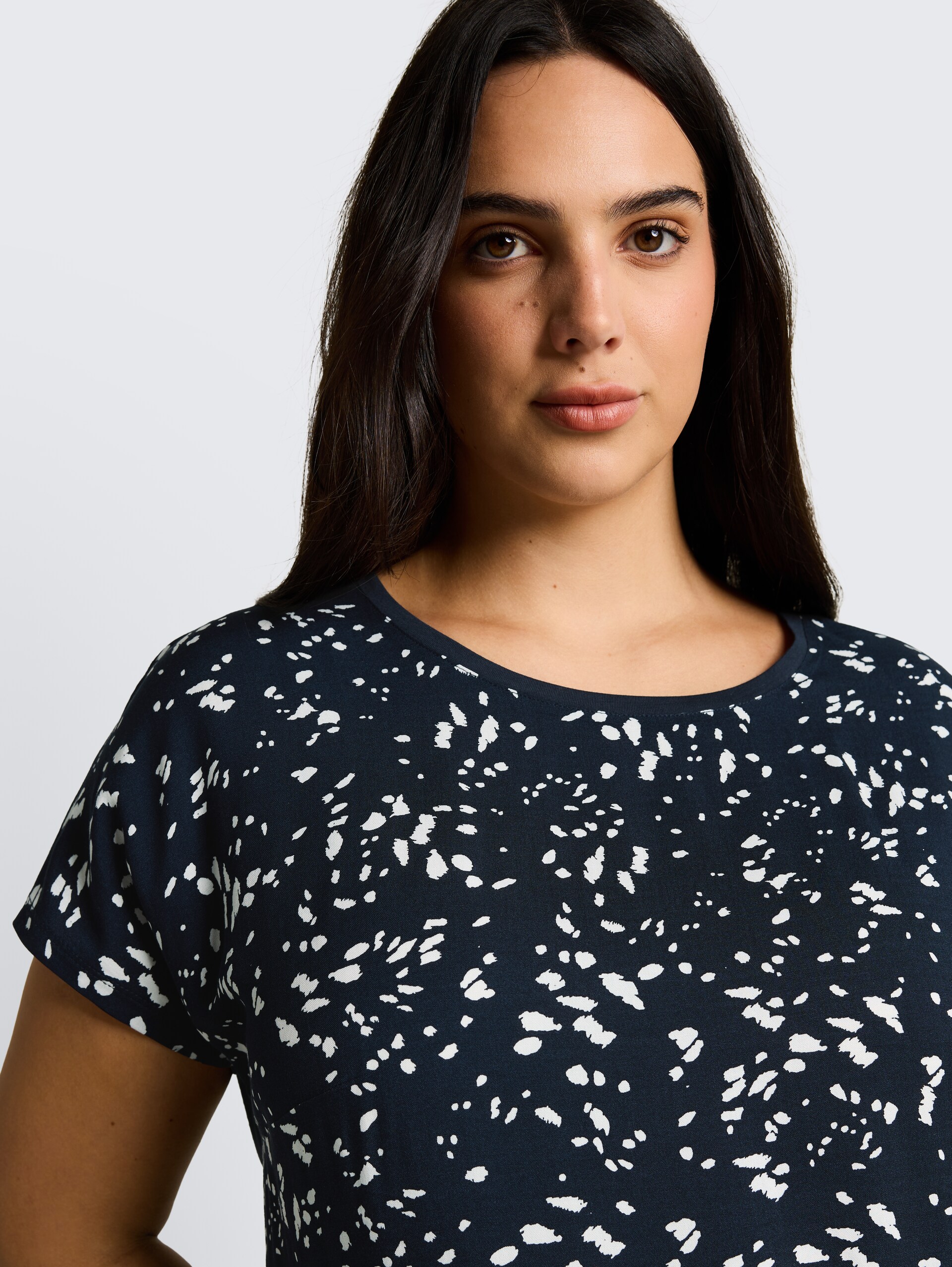 Plus Size - T-Shirt im Material-Mix - navy dot - Detail-Model-Ansicht