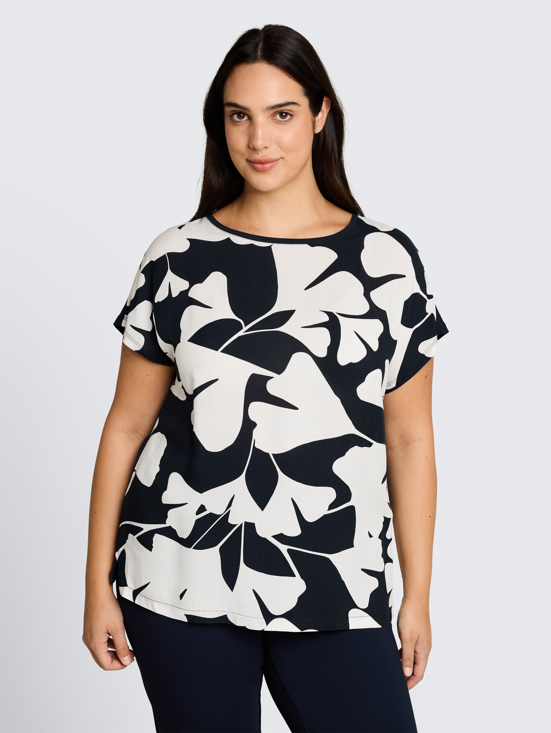 Plus Size - T-shirt en mélange de matières - big navy ginkgo - Découpe Vue de face du modèle