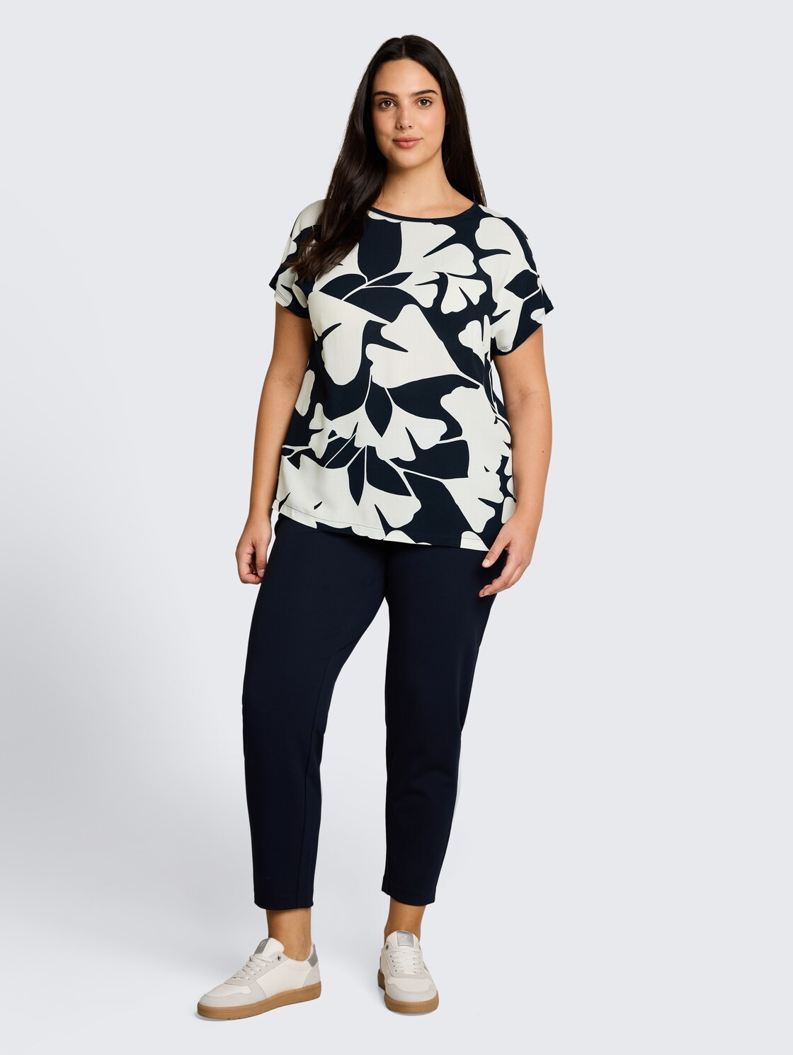 Plus Size - T-Shirt im Material-Mix - big navy ginkgo - Model-Vorderansicht